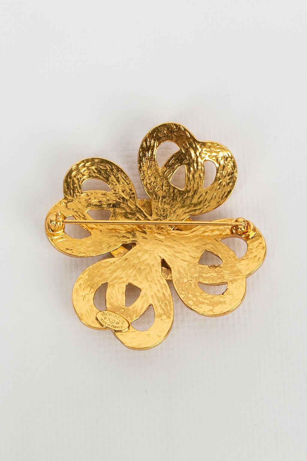 Chanel Cross Brooch in Gilded Metal In Excellent Condition For Sale In SAINT-OUEN-SUR-SEINE, FR
