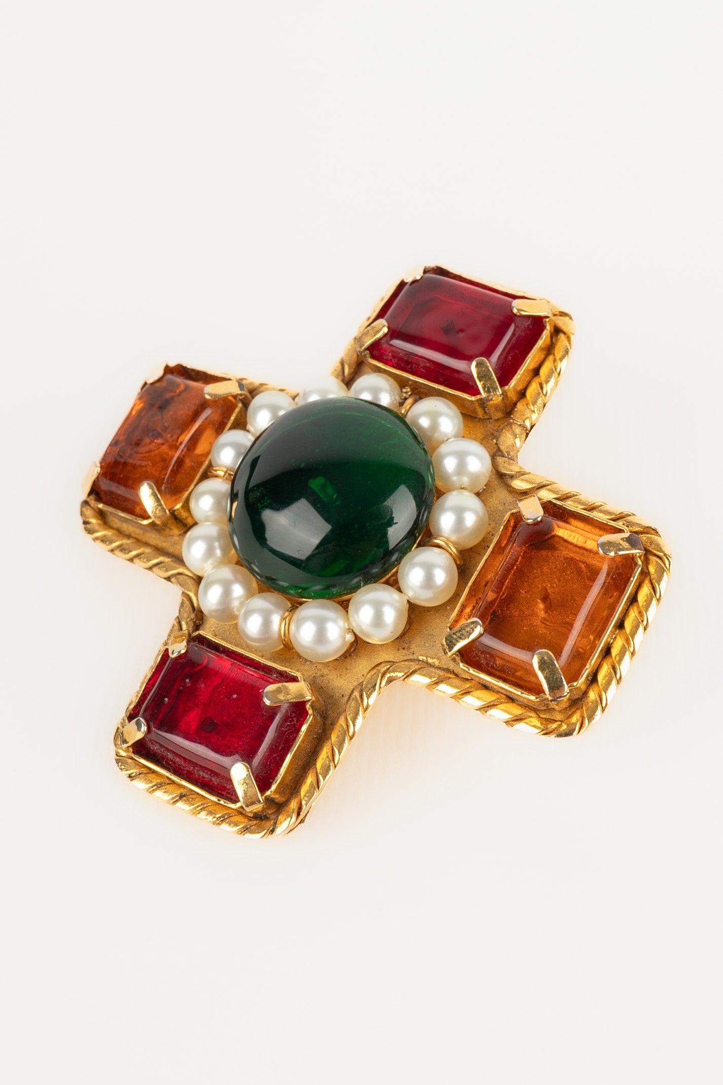 Chanel - (Made in France) Golden metal cross brooch with tiny costume pearls and glass paste cabochons. 2cc5 Collection.

Additional information:
Condition: Very good condition
Dimensions: 7 cm x 7 cm
Period: 21st Century

Seller Reference: BRB81
