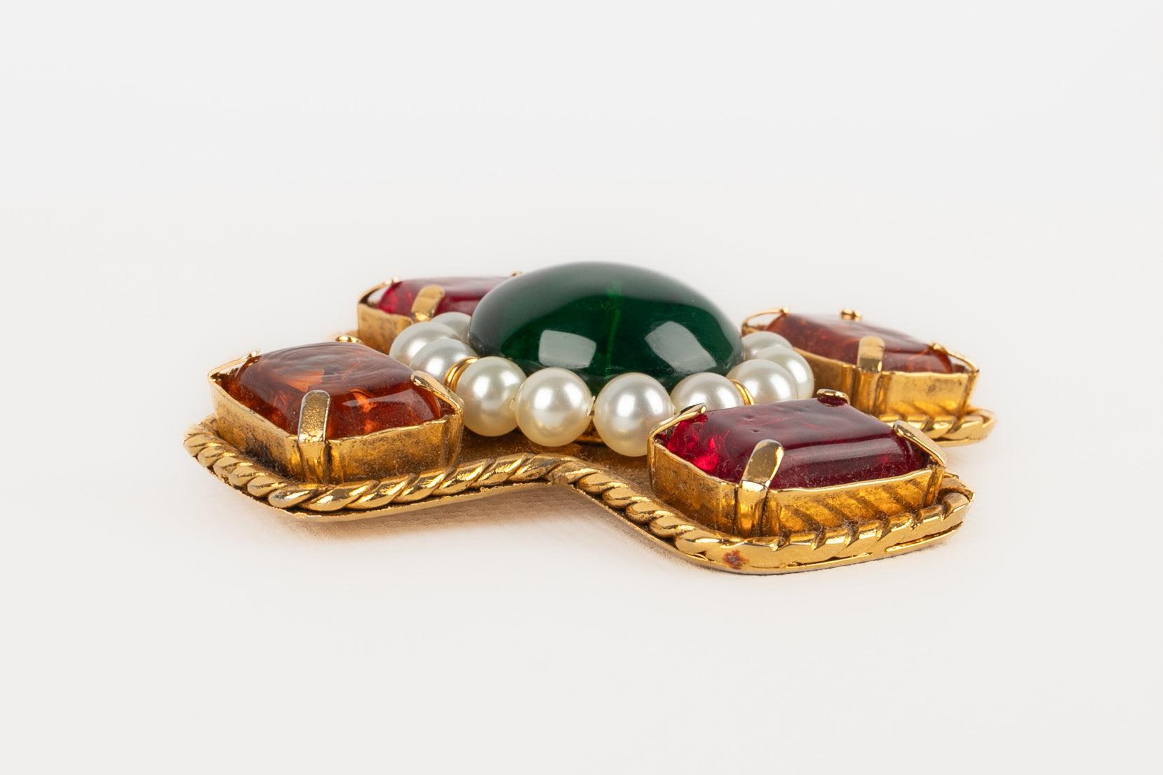 Chanel Cross Brooch with Costume Pearls and Glass Paste Cabochons, 2005 In Excellent Condition In SAINT-OUEN-SUR-SEINE, FR