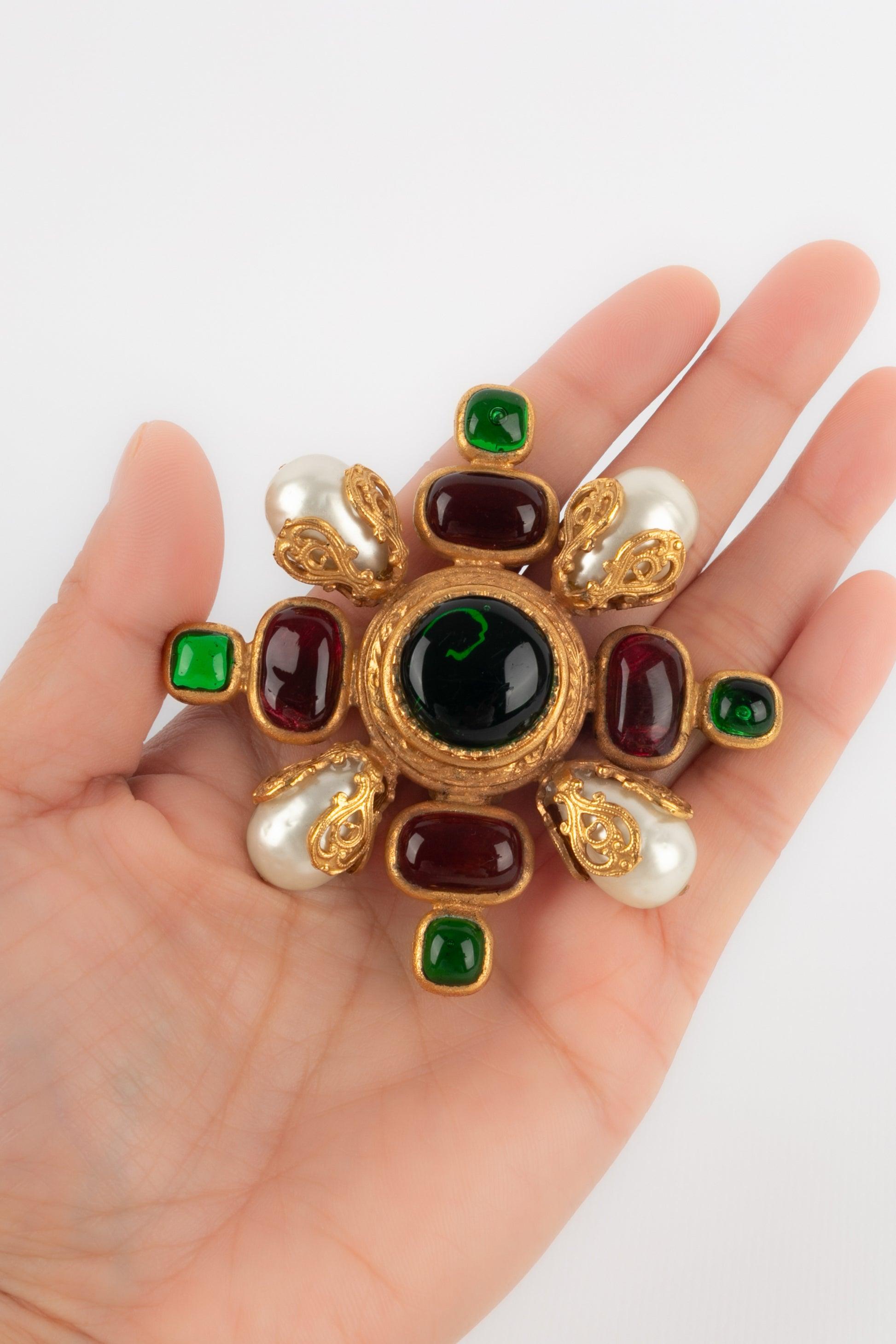 Broche Cruz de Chanel con pasta de vidrio y perlas de fantasía, 1994 en venta 3