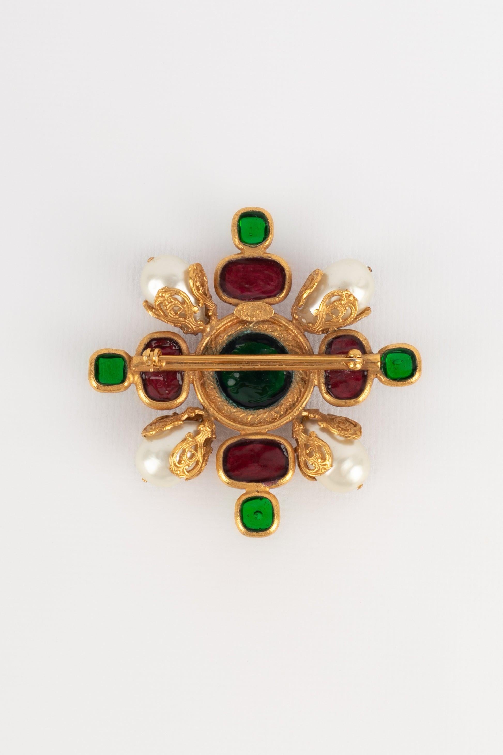 Chanel - (Made in France) Broche de metal dorado con pasta de vidrio y perlas de fantasía. Colección Primavera-Verano 1994.

Más información:
Estado: Muy buen estado
Dimensiones: 7,5 cm x 7,5 cm
Periodo: Siglo XX

Referencia del vendedor: BRB184
