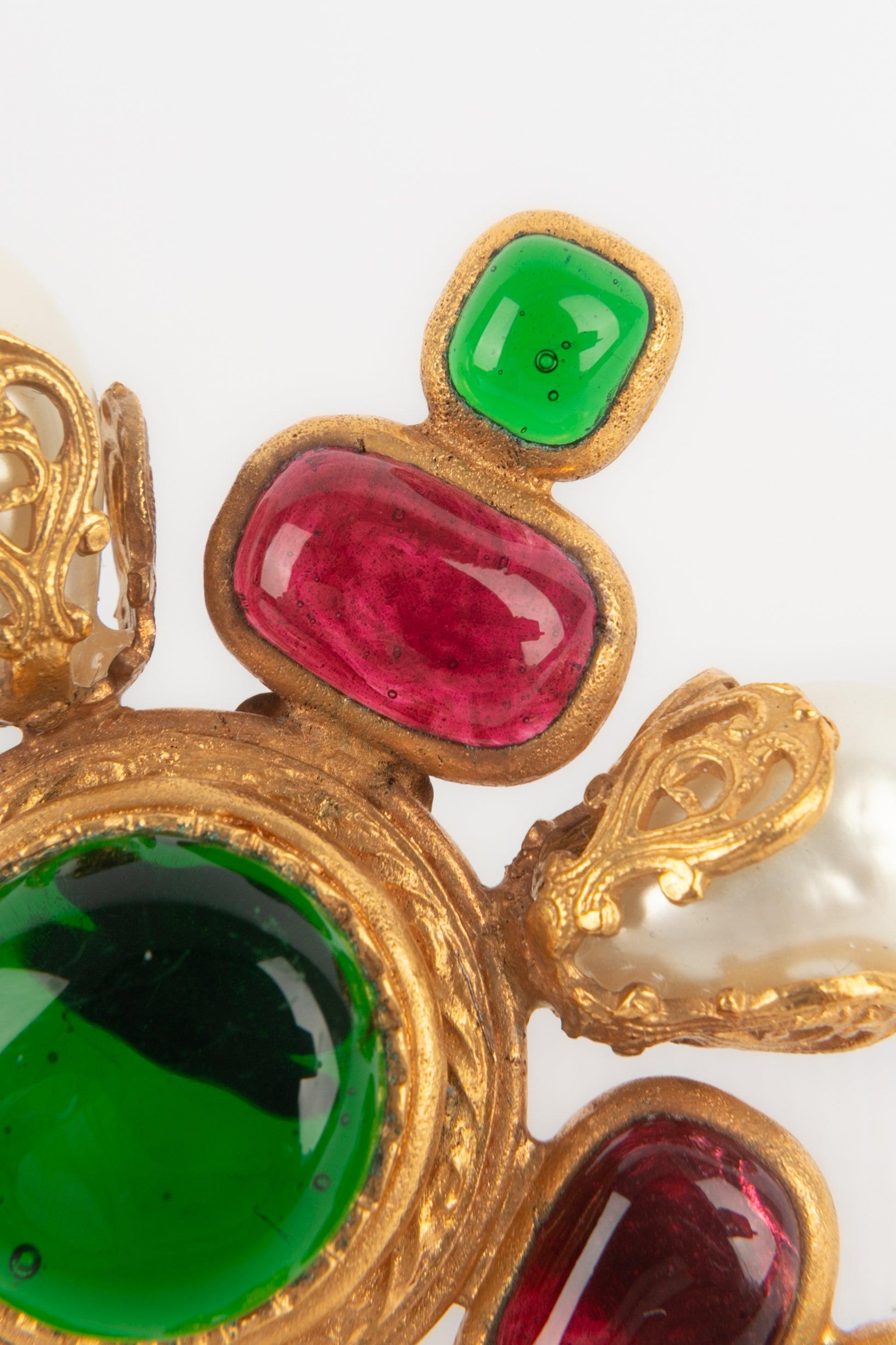 Broche Cruz de Chanel con pasta de vidrio y perlas de fantasía, 1994 en Excelente estado para la venta en SAINT-OUEN-SUR-SEINE, FR