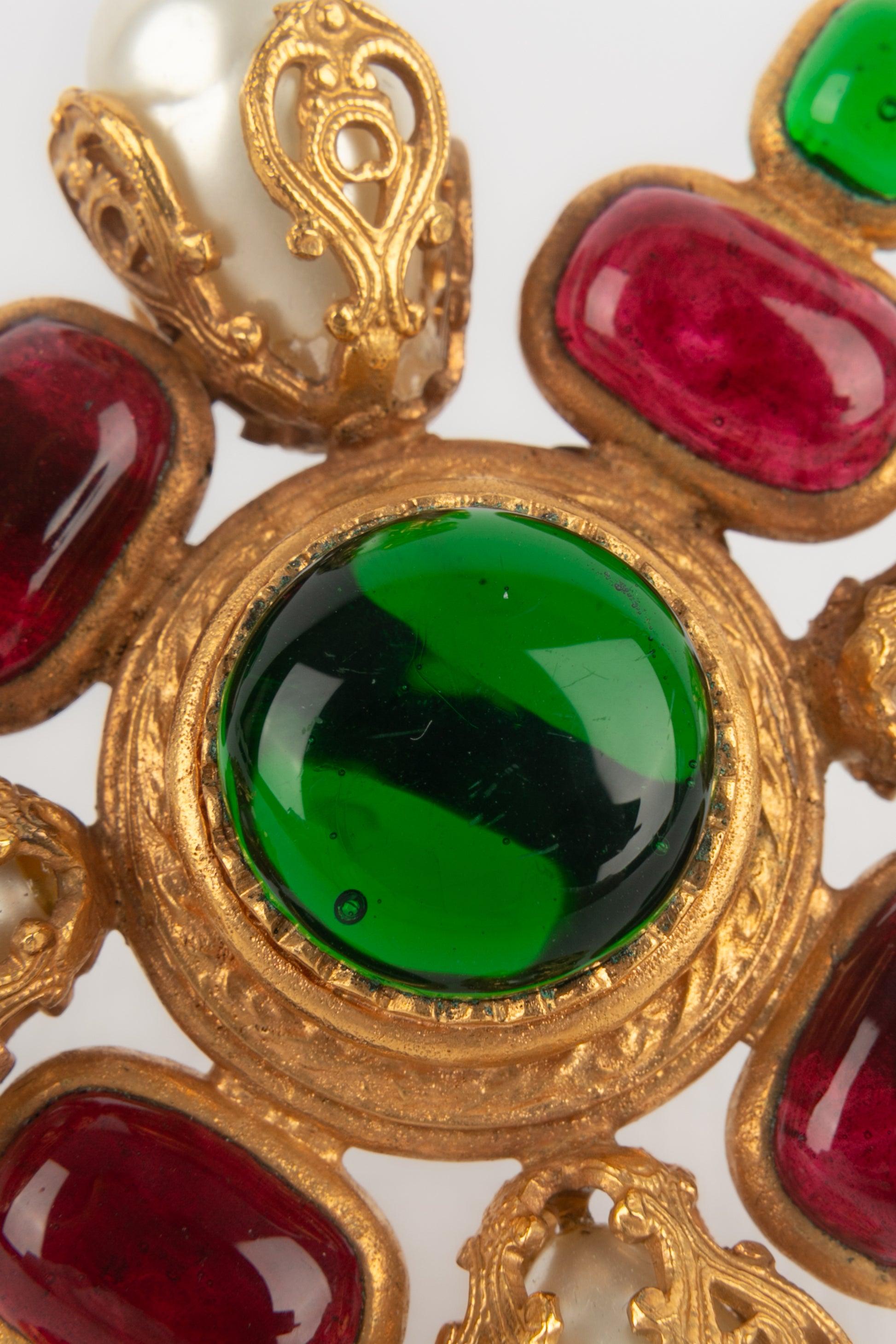 Broche Cruz de Chanel con pasta de vidrio y perlas de fantasía, 1994 en venta 1
