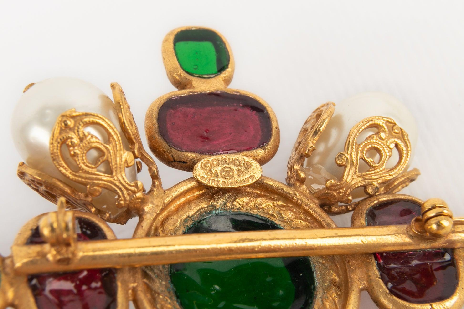 Broche Cruz de Chanel con pasta de vidrio y perlas de fantasía, 1994 en venta 2