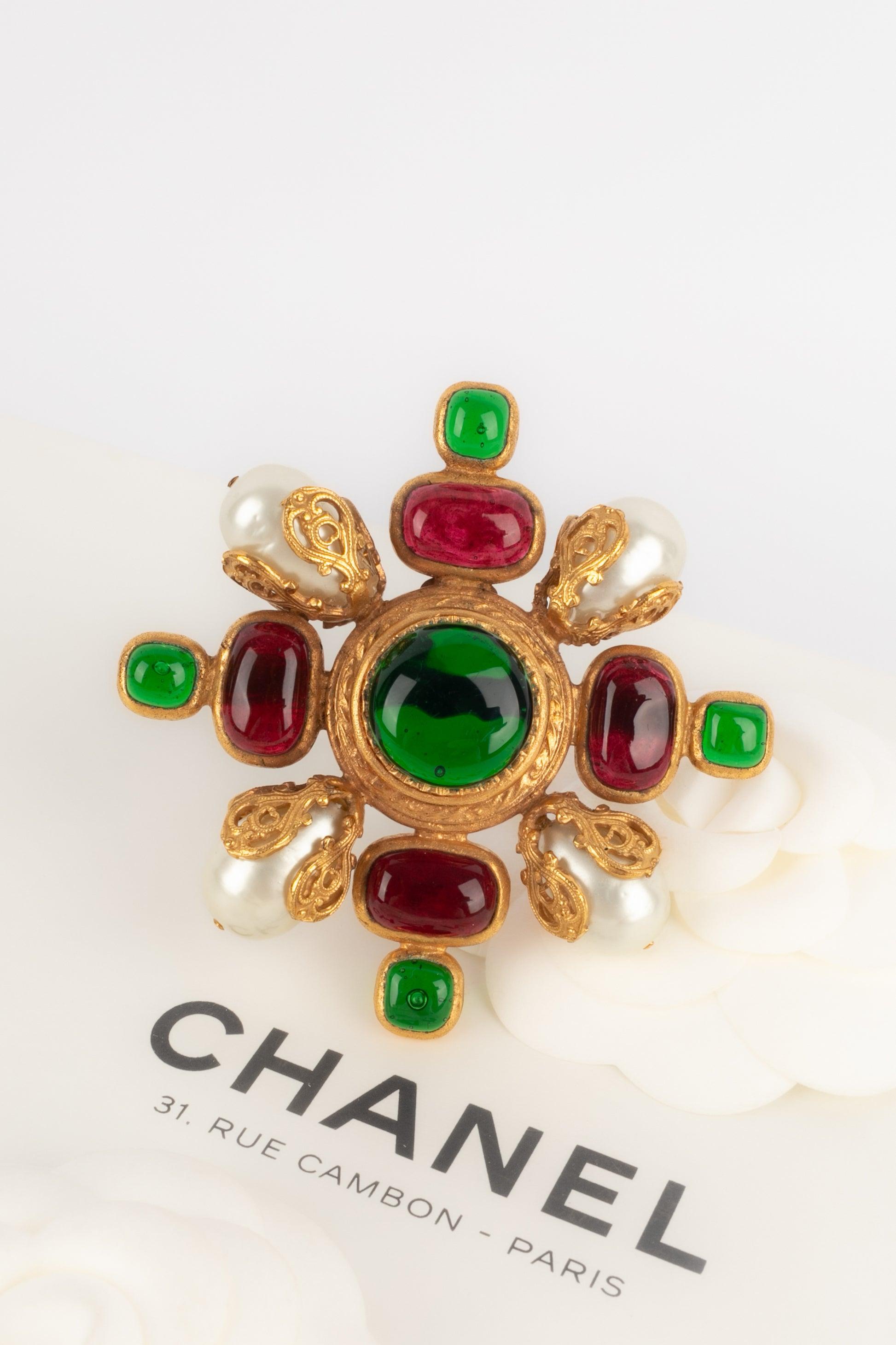 Broche Cruz de Chanel con pasta de vidrio y perlas de fantasía, 1994 en venta 4
