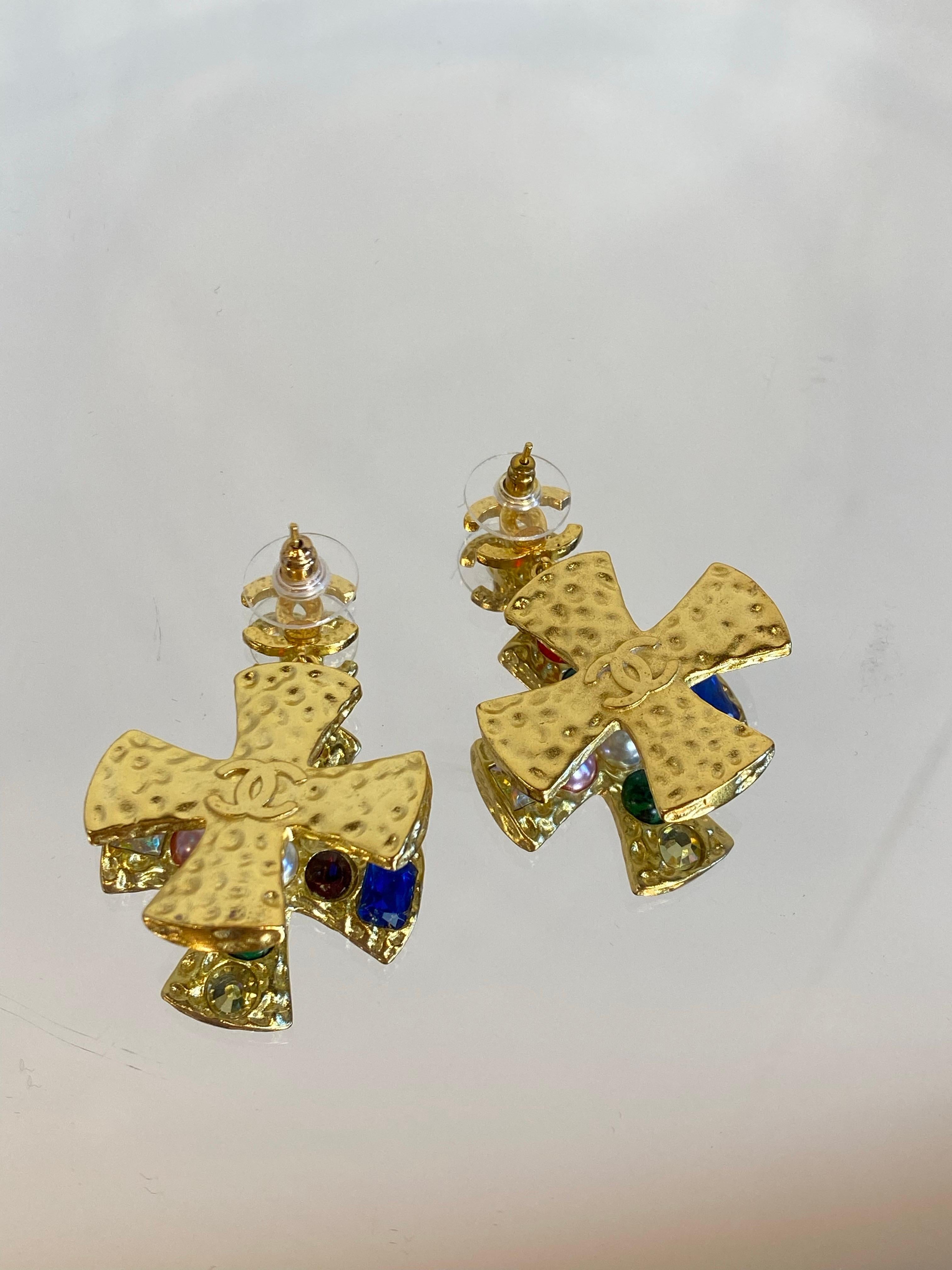 Chanel earring.
Golden cross with colored pearl inserts. (Metal)
4cm X 3cm.
Excellent general conditions.
Comes with box and dust.