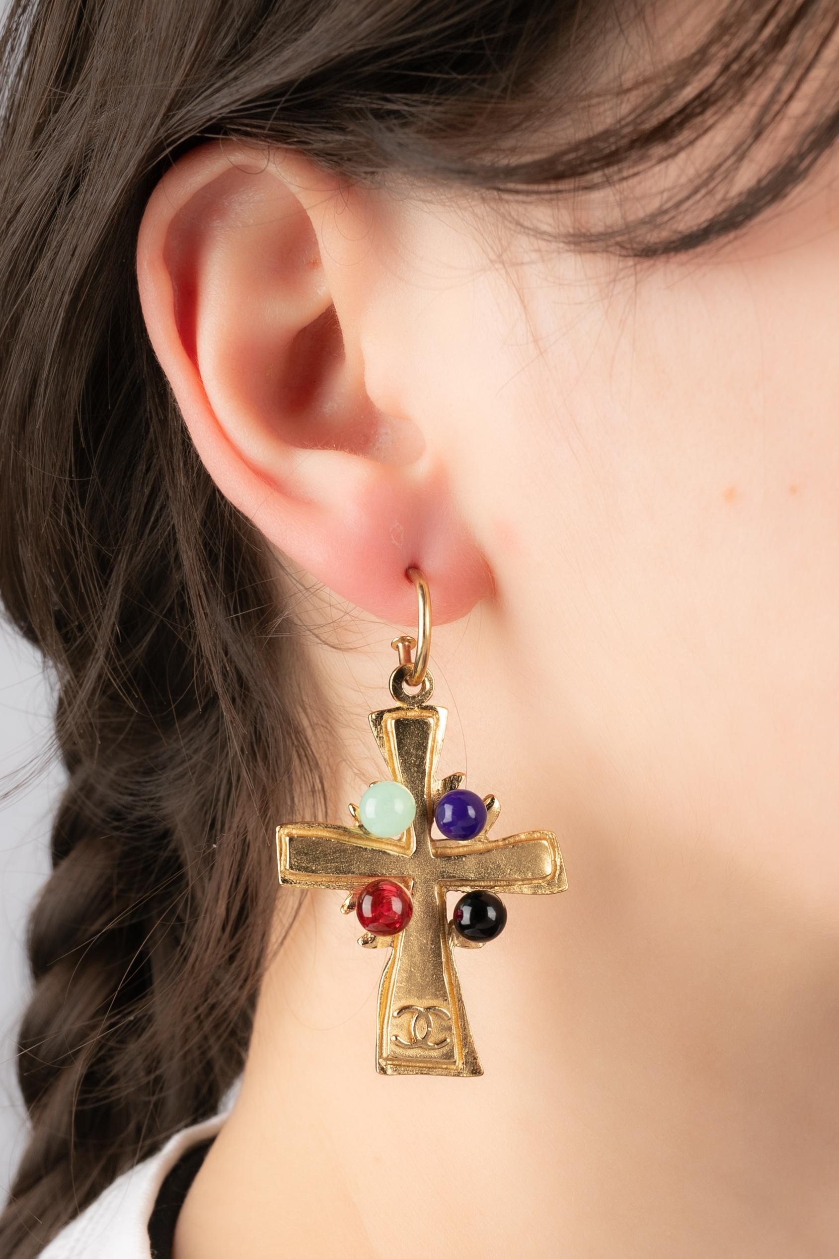 CHANEL - (Made in France) Golden metal cross earrings with colored glass pearls. 2003 Fall-Winter Collection.

Condition:
Very good condition

Dimensions:
Length: 5.5 cm

BOB247
