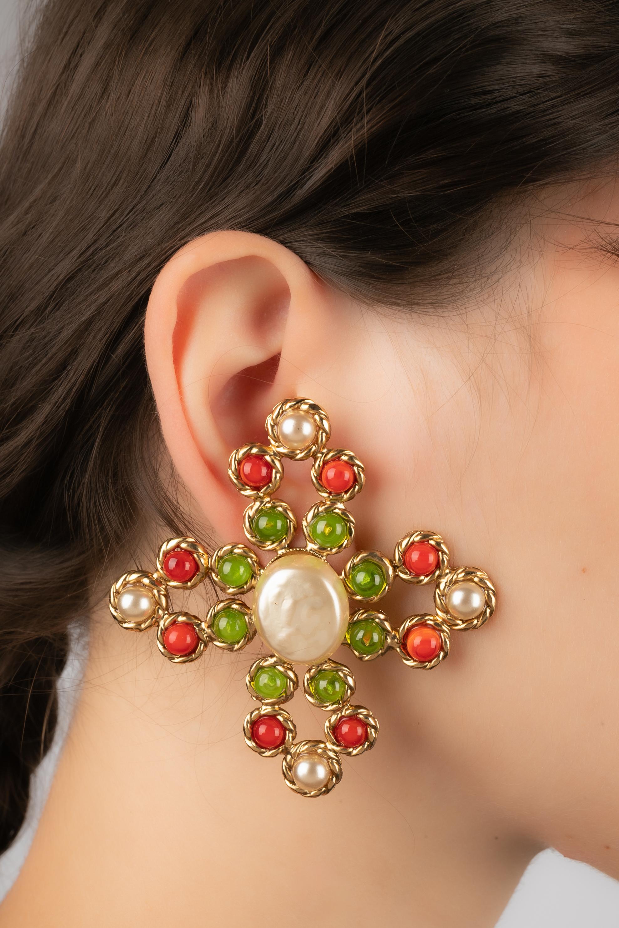 CHANEL - (Made in France) Golden metal clip-on earrings ornamented with costume pearly cabochons, and green and orange glass paste cabochons. 2cc8 Collection.

Condition:
Very good condition

Dimensions:
6.5 cm x 6.5 cm

SKU:BOB100