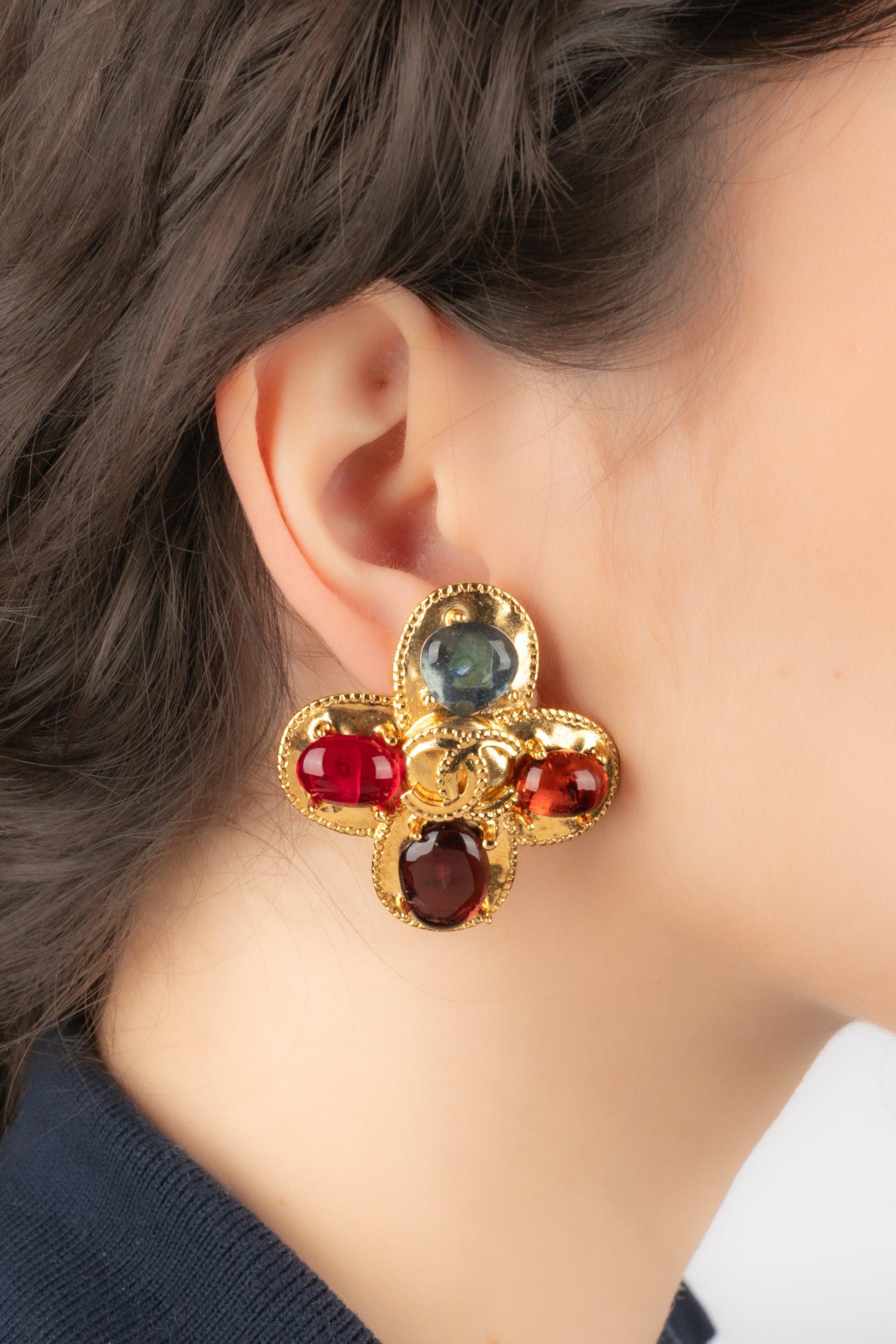 Chanel - (Made in France) Golden metal clip-on earrings with glass paste cabochons. 1997 Fall-Winter Collection.

Additional information:
Condition: Very good condition
Dimensions: 4.5 cm x 4.5 cm
Period: 20th Century

Seller Reference: BOB8