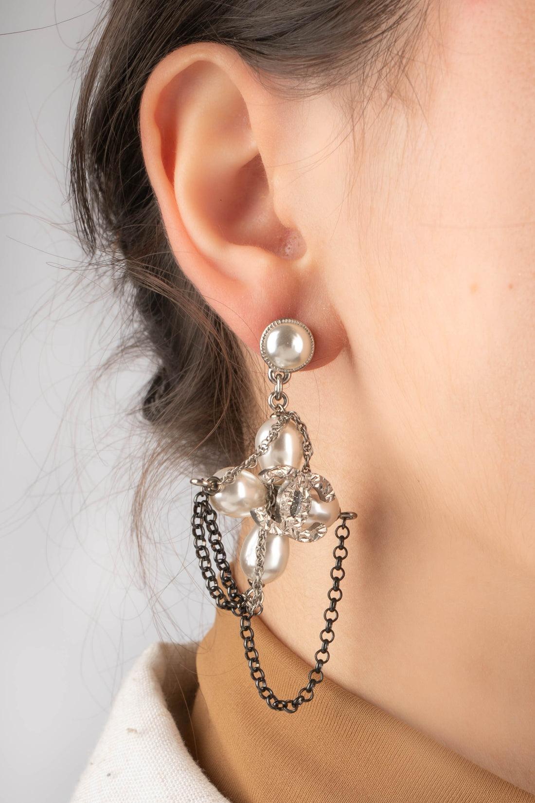 Chanel - (Made in France) Silvery metal earrings with costume pearls representing a cross. A 2018 Collection.

Additional information:
Condition: Very good condition
Dimensions: Length: 5 cm
Period: 21st Century

Seller Reference: BOB230