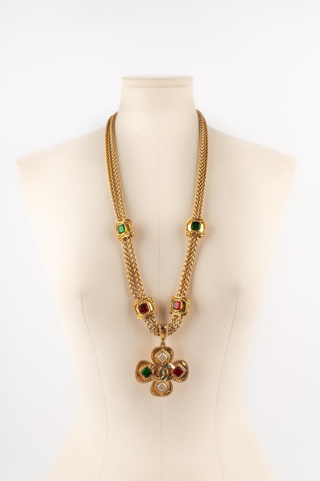 Chanel - (Made in France) Collana a doppia catena in metallo dorato con un pendente in metallo dorato e pasta di vetro. Collezione primavera-estate 1996.

Informazioni aggiuntive:
Condizioni: Ottime condizioni
Dimensioni: Lunghezza: 75 cm
Periodo: