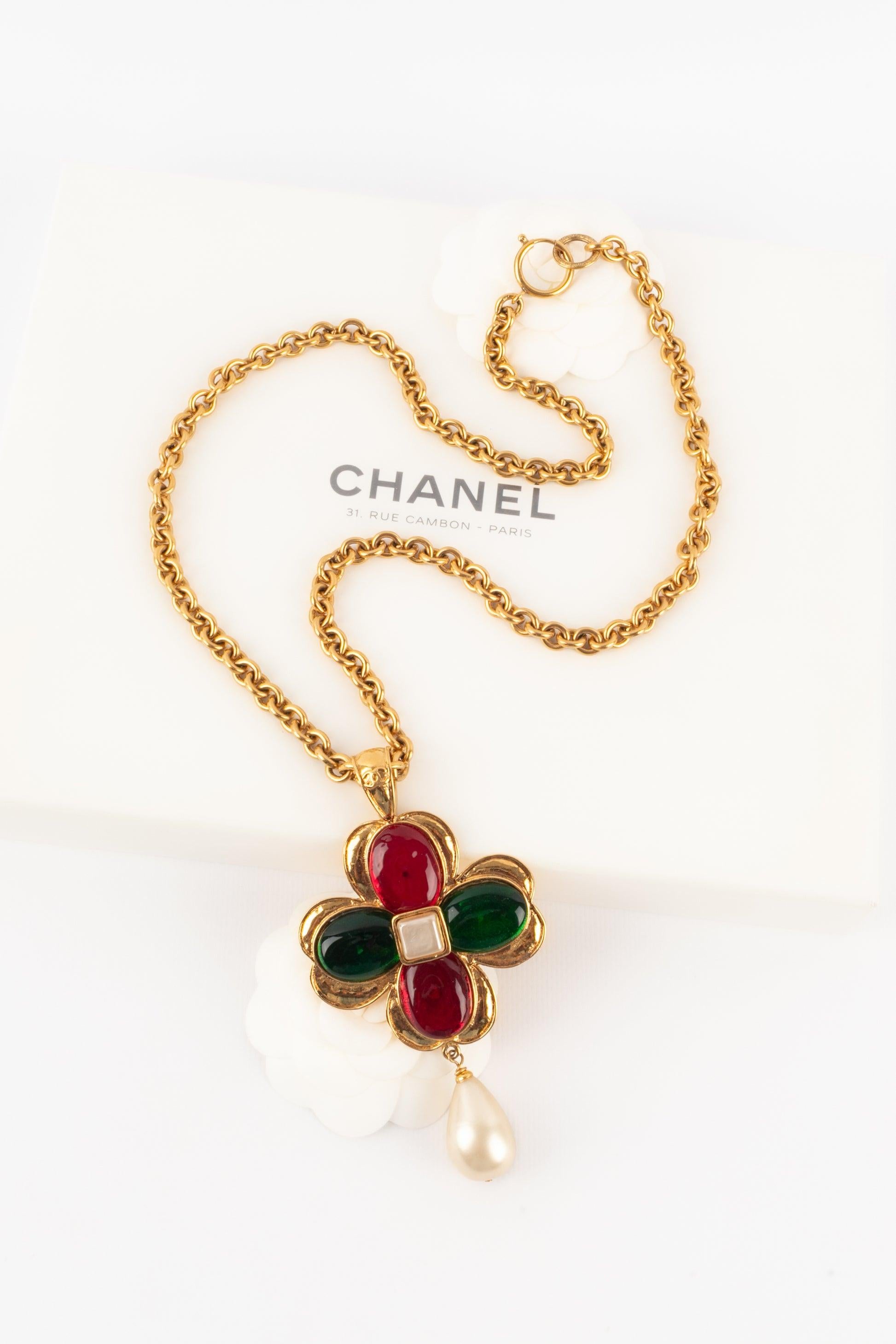 CHANEL - (Made in France) Golden metal necklace with a glass paste cross pendant and a pearly drop. 1993 Spring-Summer Collection.

Additional information: 
Condition: Very good condition 
Dimensions: Length: 70 cm - Pendant: 12 cm x 6 cm

Seller