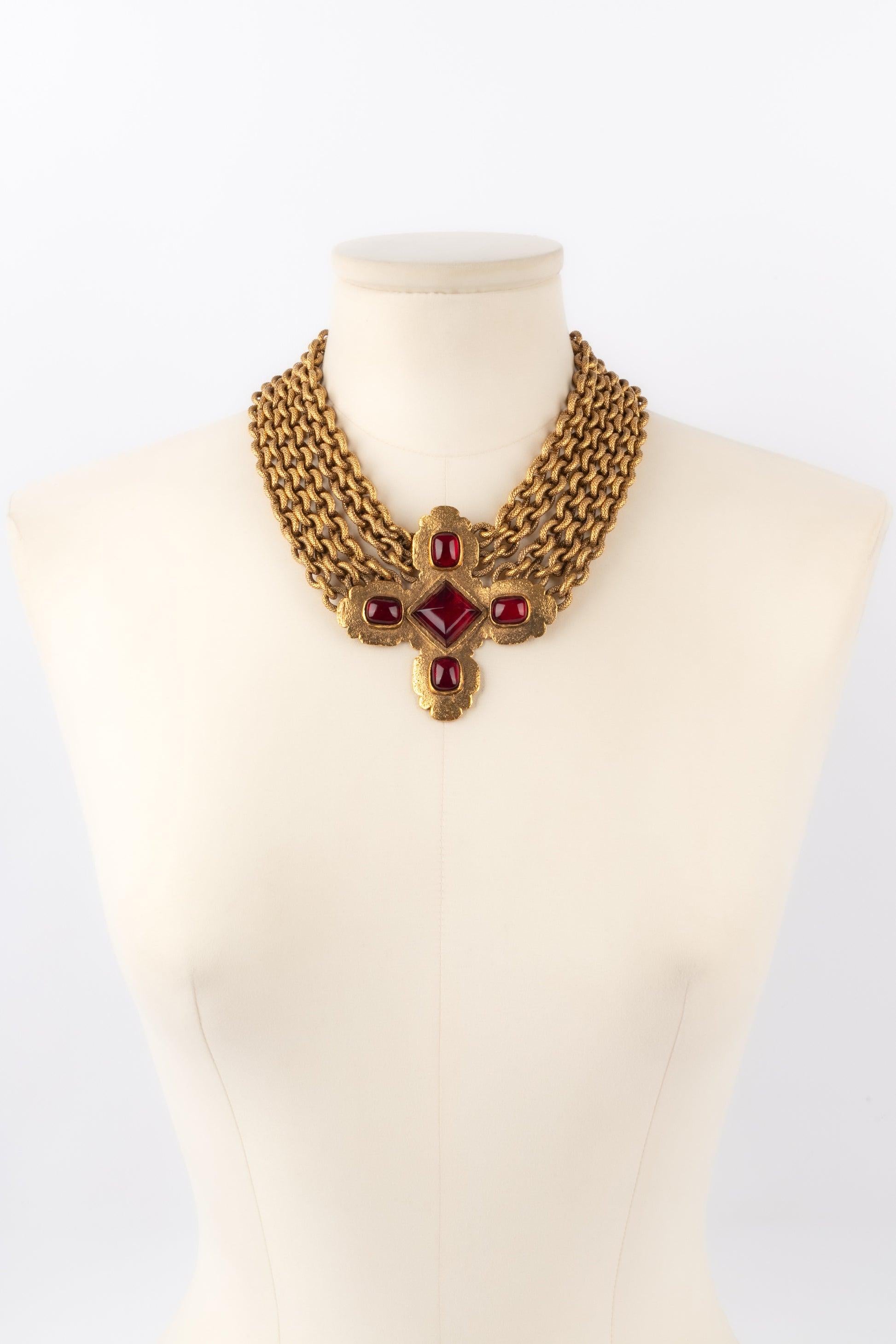Chanel Cross Golden Metal Short Necklace with Red Glass Paste, 1990s In Excellent Condition For Sale In SAINT-OUEN-SUR-SEINE, FR