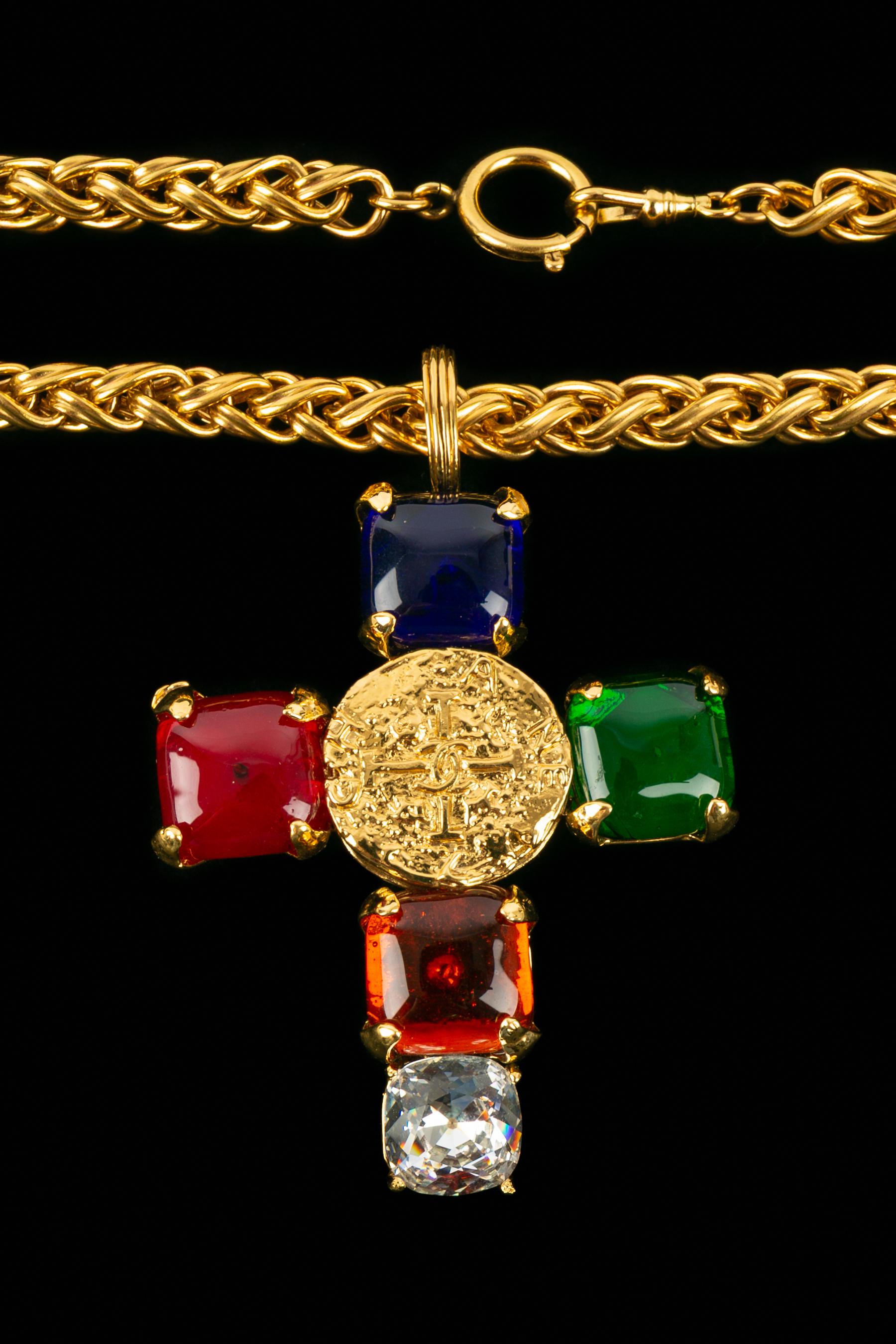 Donna Collana Chanel con croce 1993 in vendita