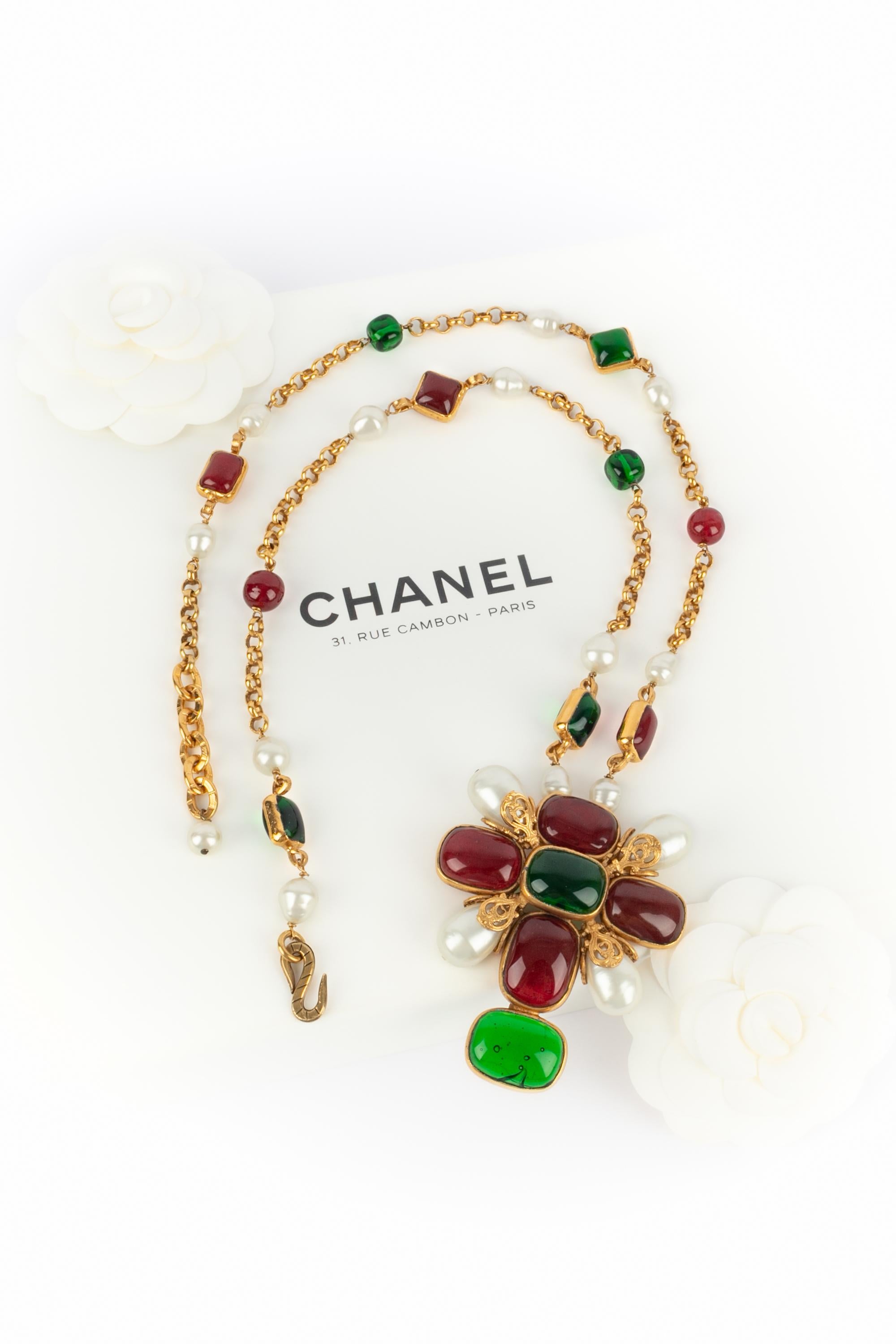 CHANEL - (Made in France) Golden metal pendant necklace with green and red glass pearls tied with a cross pendant. 1994 Spring-Summer Collection under the artistic direction of Karl Lagerfeld.

Condition:
Very good condition

Dimensions:
Length: 70