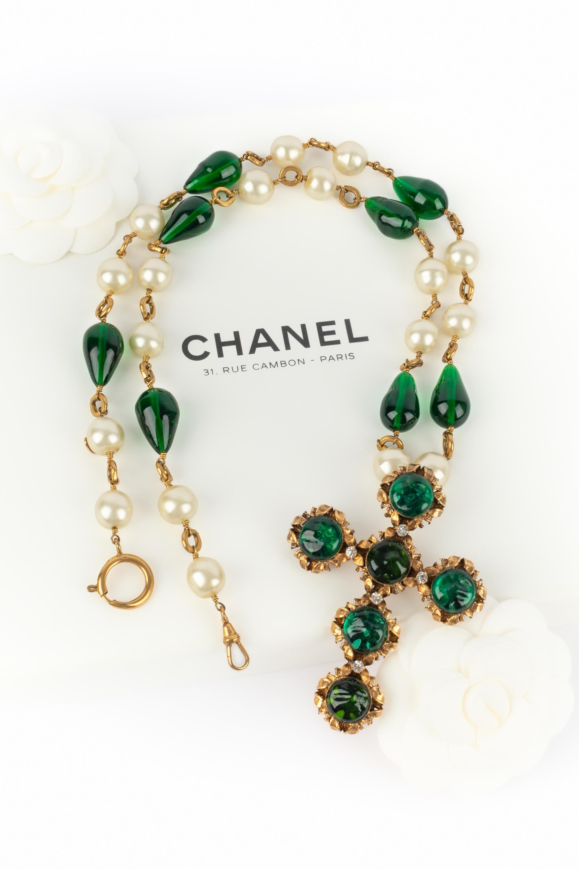 CHANEL - (Made in France) Golden metal necklace with costume pearls, green glass pearls, and a cross pendant ornamented with glass paste cabochons. 1994 Fall-Winter Collection under the artistic direction of Karl Lagerfeld.

Condition:
Very good