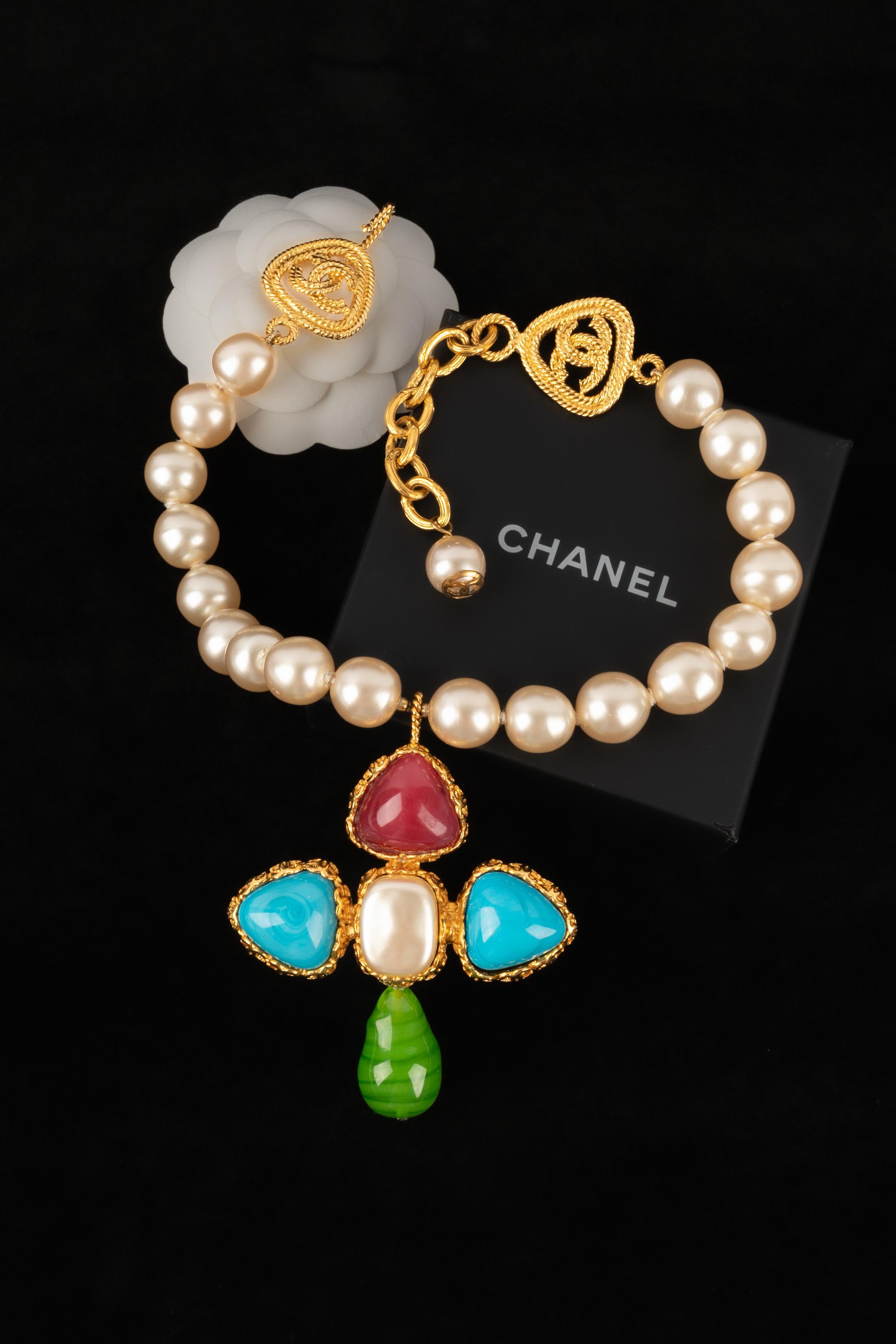 CHANEL - (Made in France) Short costume pearl necklace retaining a golden metal pendant with multicolored glass paste. 2cc8 Collection.

Condition:
Very good condition

Dimensions:
Length: from 36 cm to 41 cm - Height: 9 cm

CB7