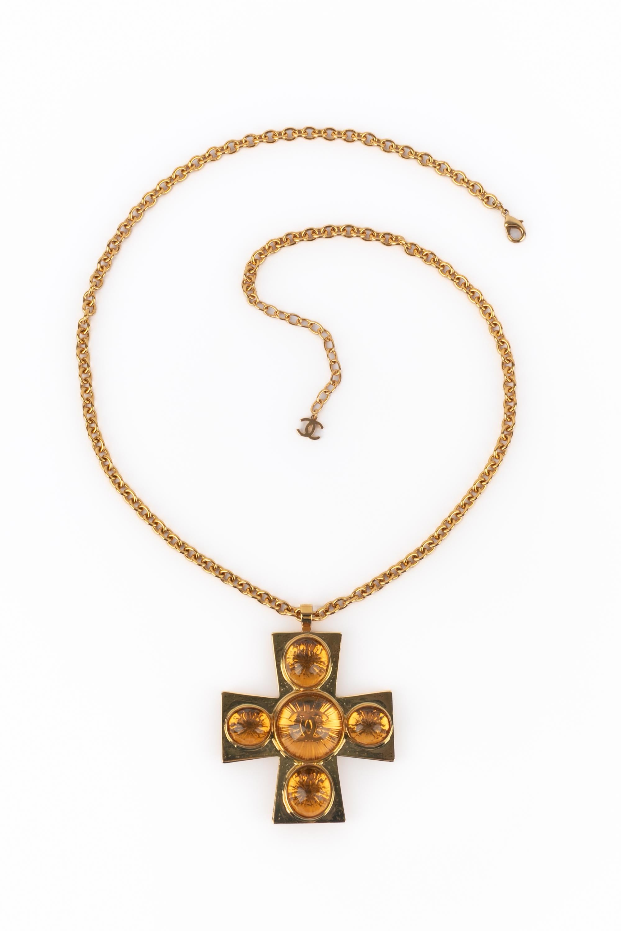 Collana Chanel con croce Pre Autunno 2022 In condizioni ottime in vendita a SAINT-OUEN-SUR-SEINE, FR