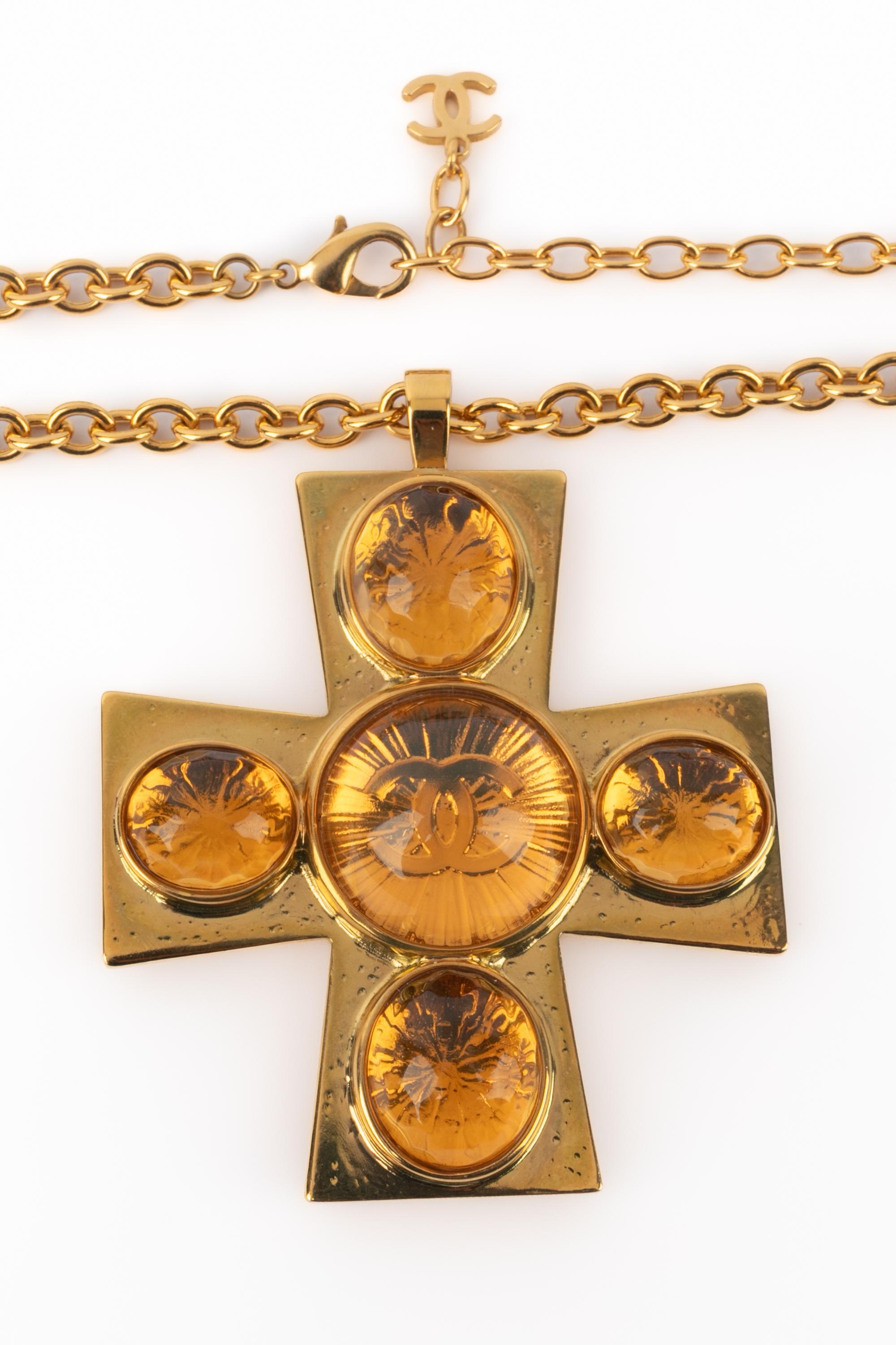 Donna Collana Chanel con croce Pre Autunno 2022 in vendita