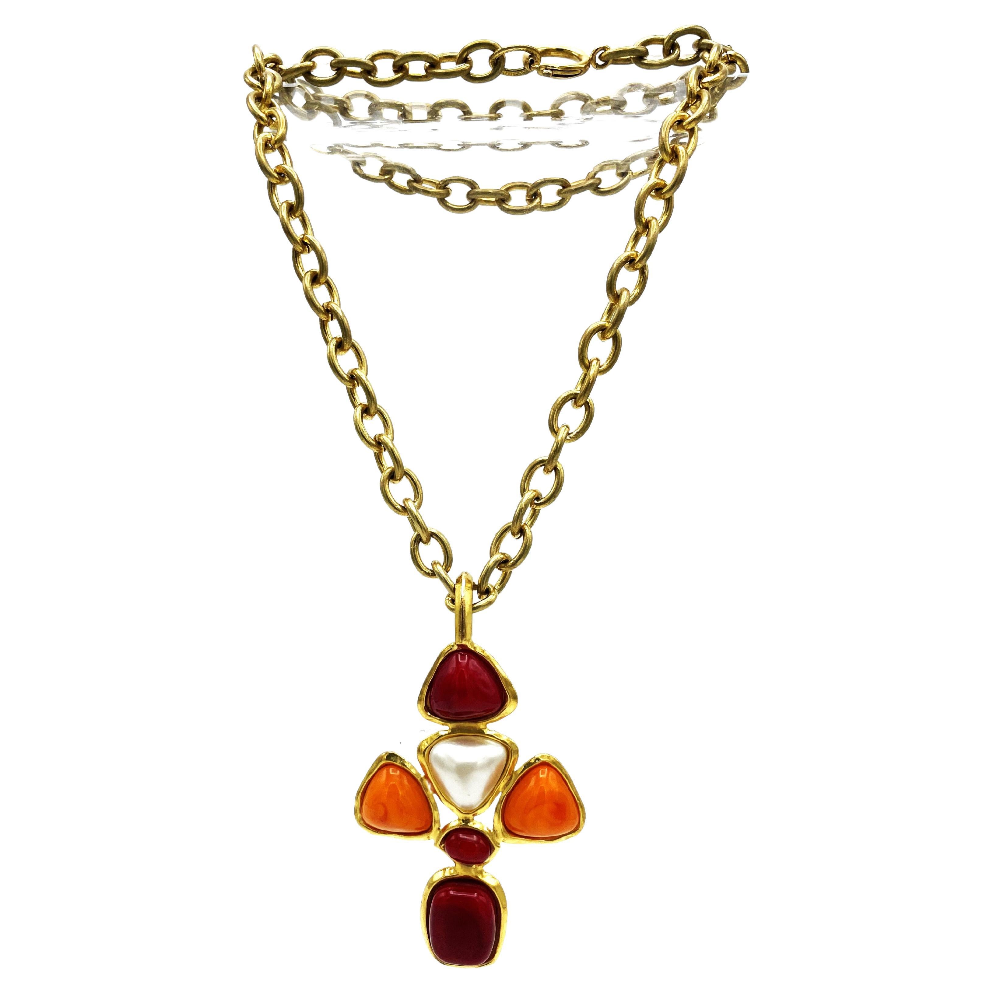 
Chanel necklace with an attached cross in the colors orange and red with handcrafted pearl, hanging from the original  70 cm long chain. Signed on the back side 93 CC P - Printemps = Spring.
Very good condition, the cross is 24 karat gold
