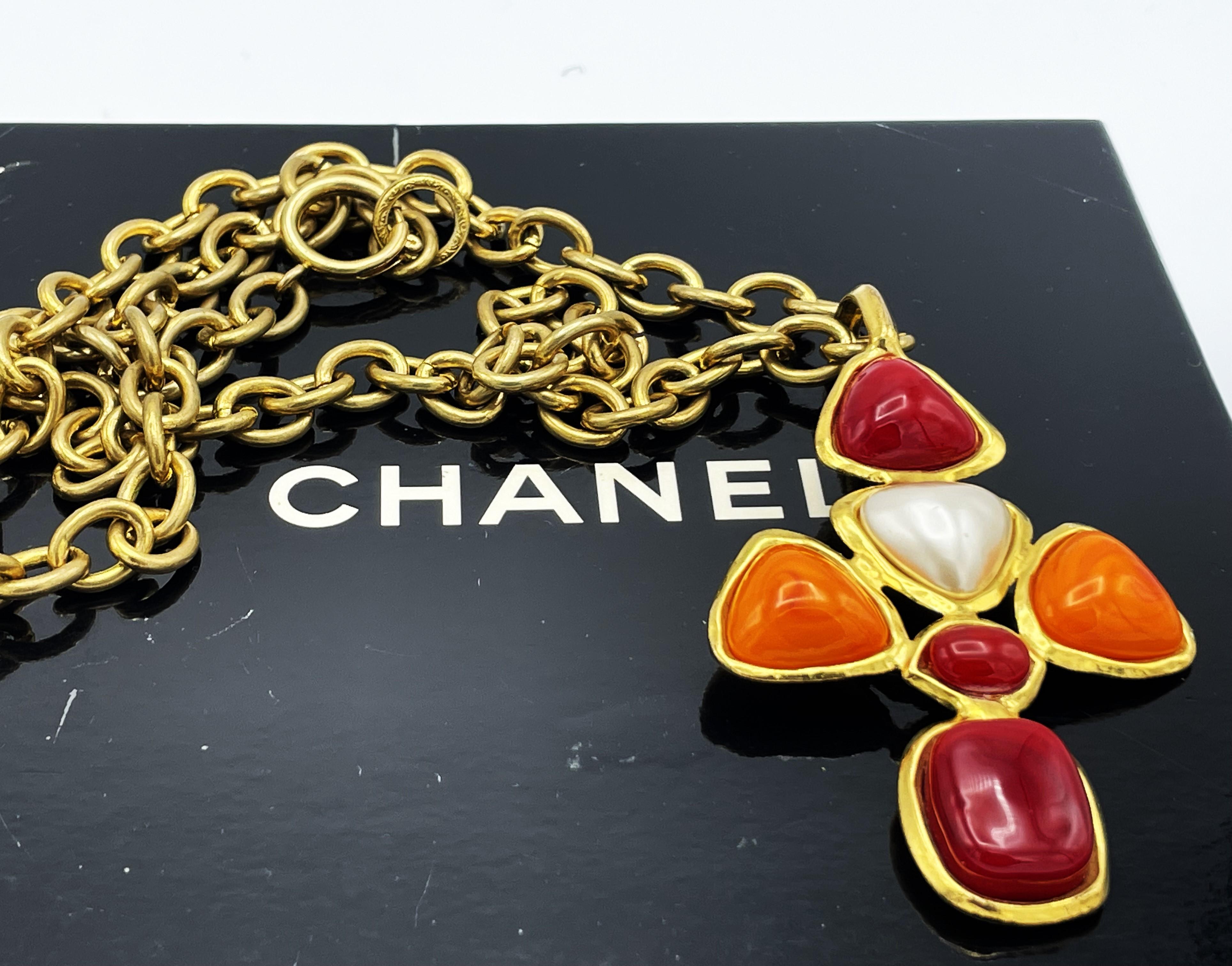 COLLANA CHANEL CROSS rosso vino + arancio vetro Gripoix, finta perla, firmata 93 P in vendita 3