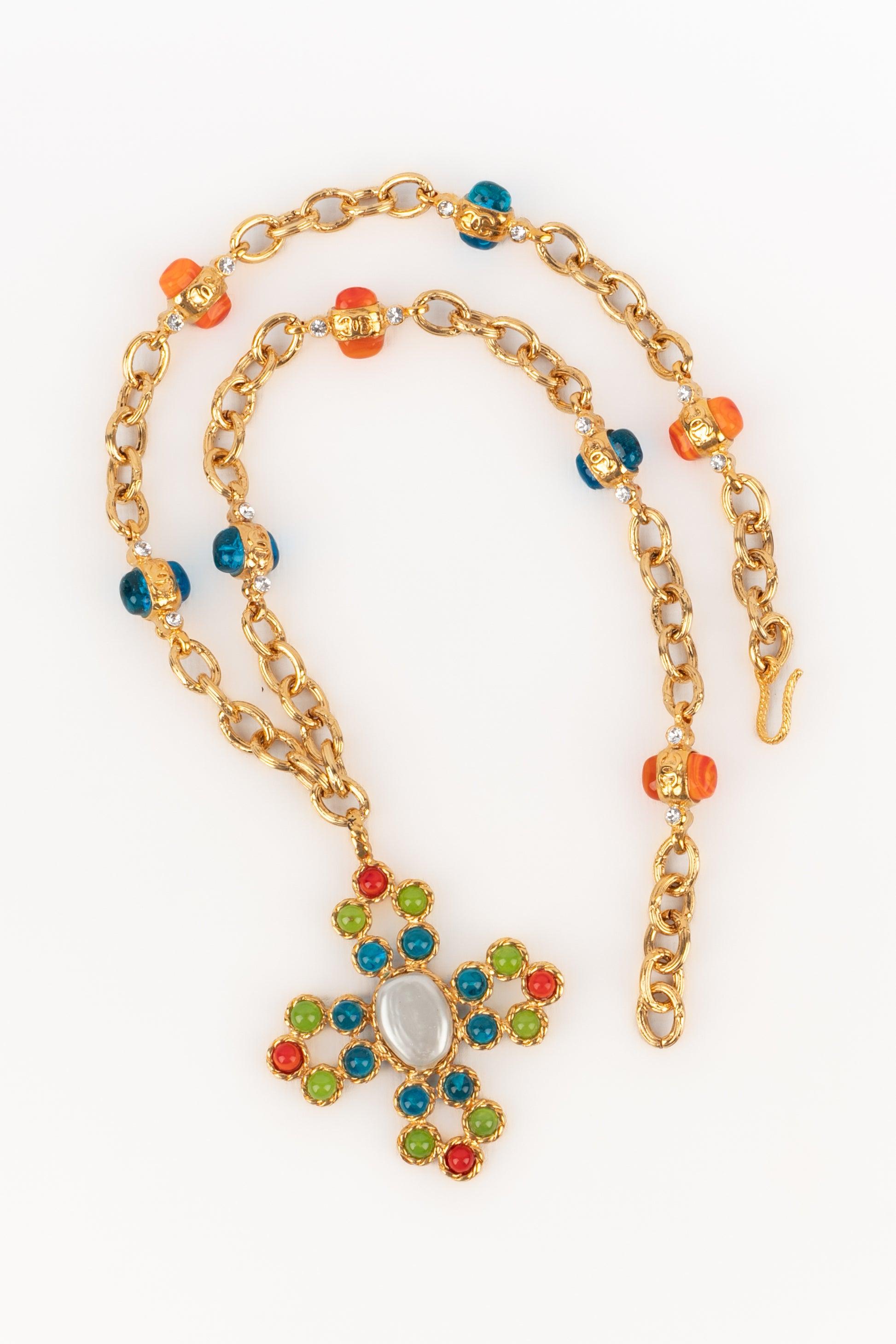 Chanel - (Made in France) Golden metal necklace with glass paste and ornamented with a cross pendant. 2008 Collection from the early 1990s.

Additional information:
Condition: Very good condition
Dimensions: Length: 70 cm
Period: 20th