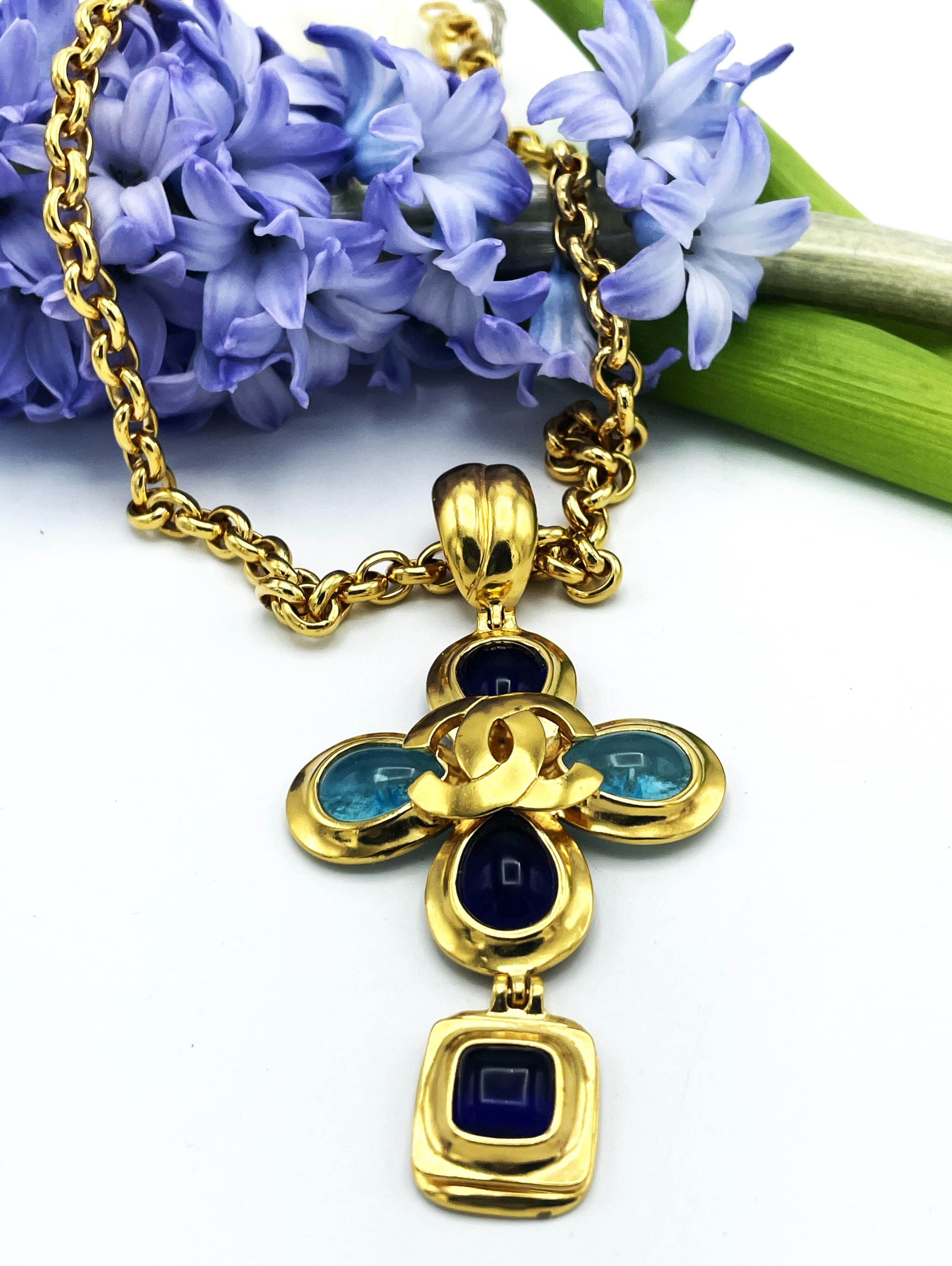 CRUZ CHANEL en cadena, cristal Gripoix azul claro y azul oscuro, dorado, 97 A en venta 7