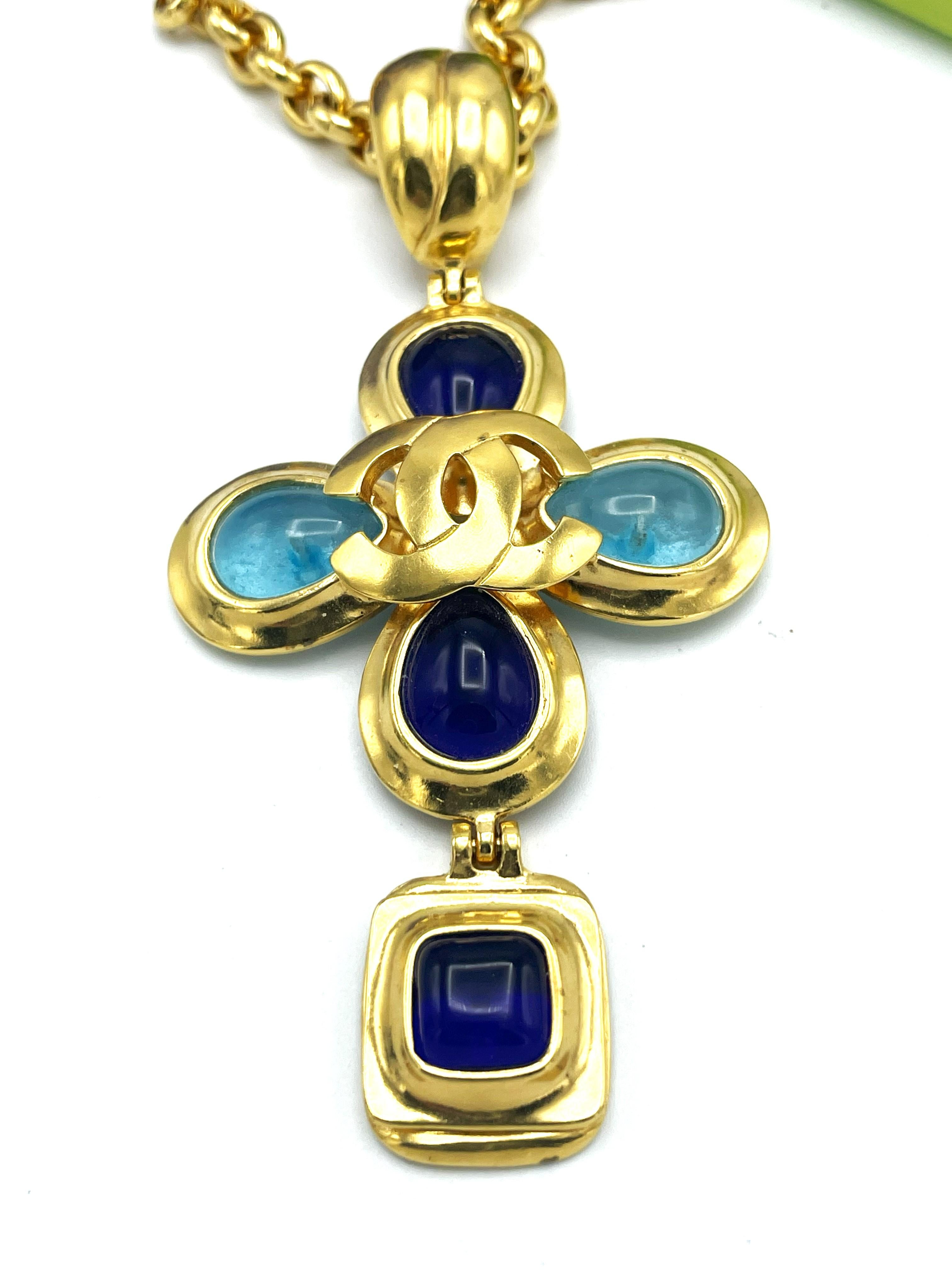 CRUZ CHANEL en cadena, cristal Gripoix azul claro y azul oscuro, dorado, 97 A en venta 8