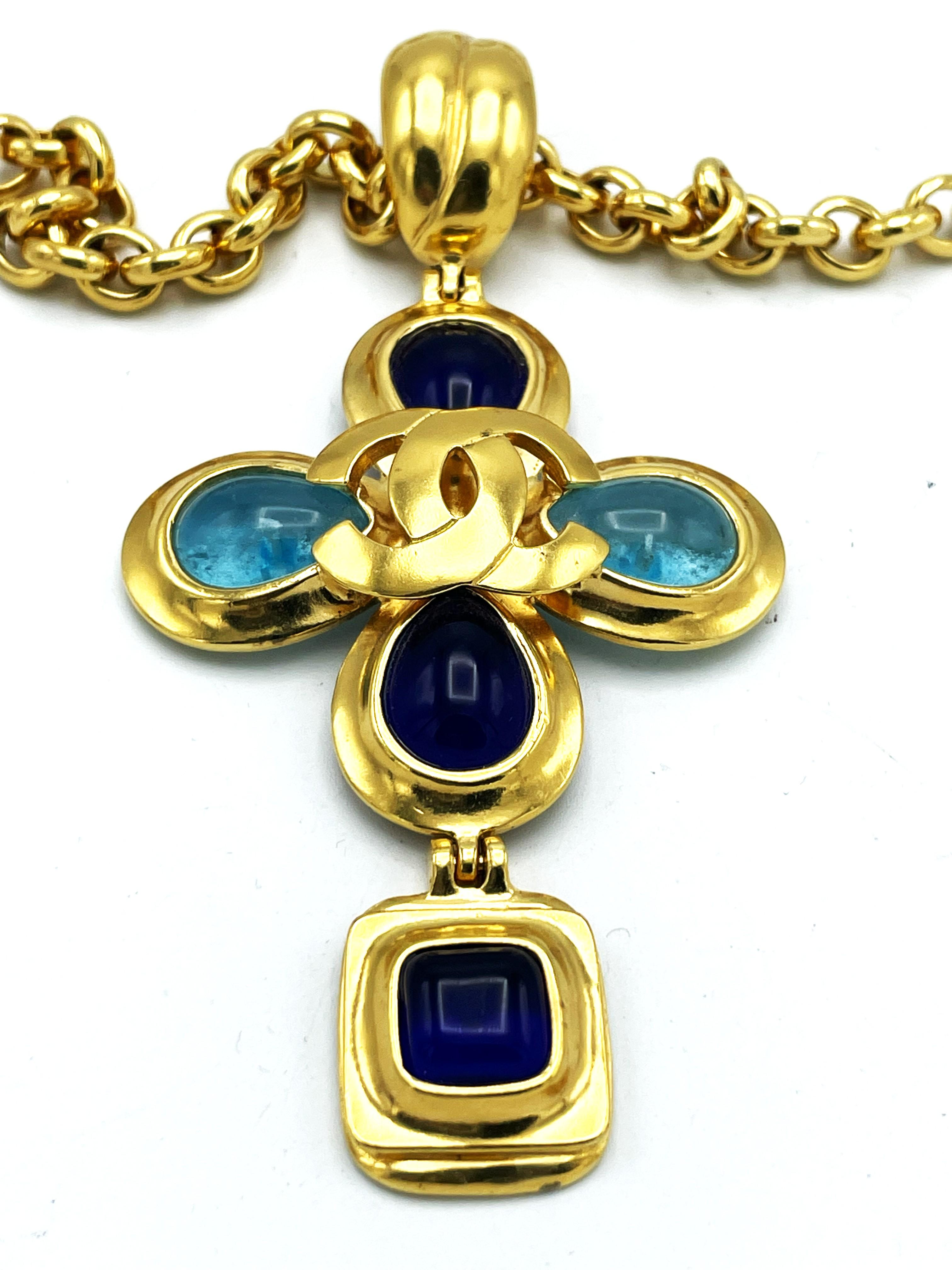 Cruz de Chanel (Made in France) colgada de la cadena original firmada en las solapas con 2 veces CC, también la cruz decorada con el icónico CC.
Estoy muy contenta de tener por fin en mis manos un collar cruz con el popular cristal de colores de la