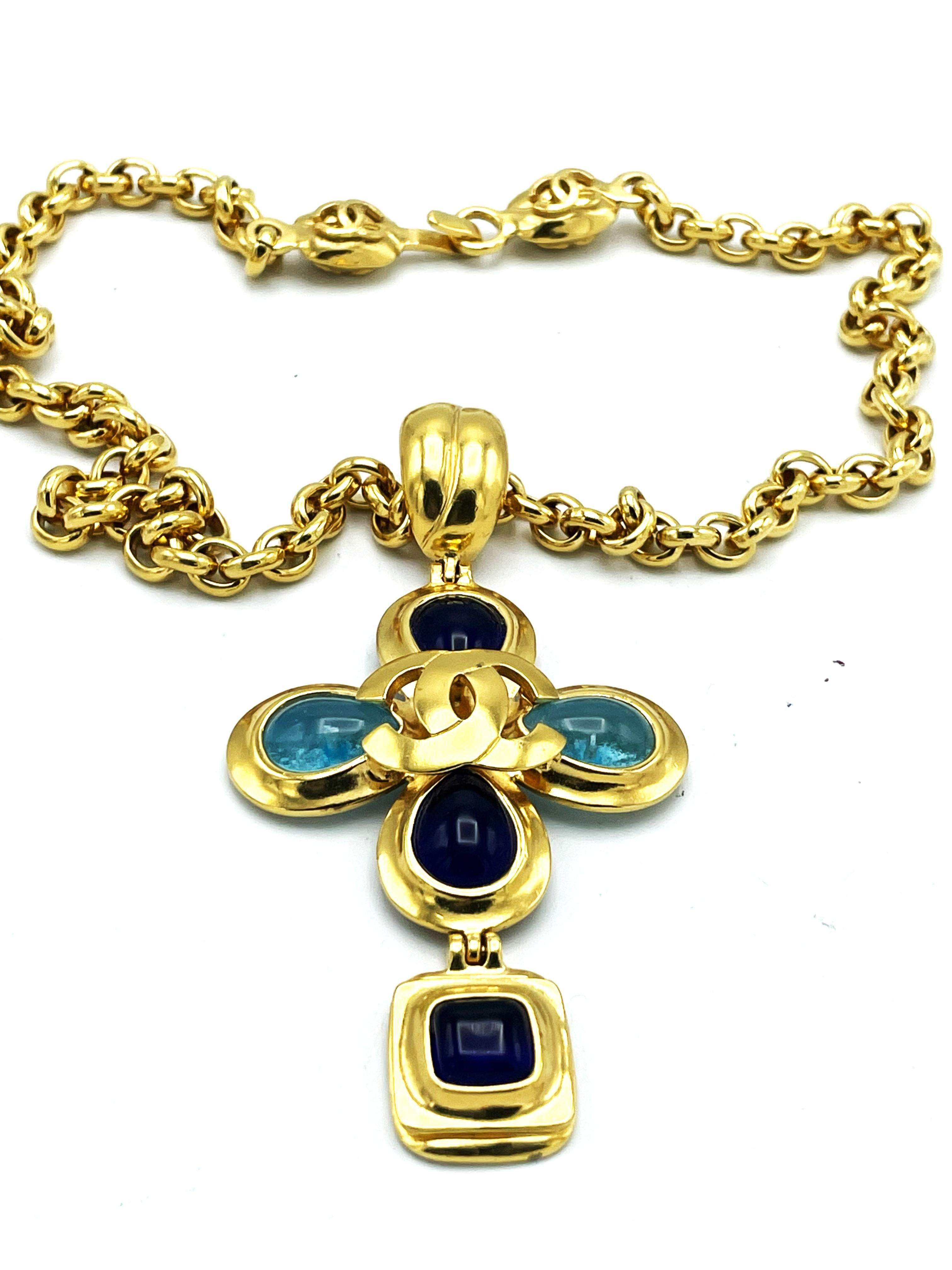 CRUZ CHANEL en cadena, cristal Gripoix azul claro y azul oscuro, dorado, 97 A en Excelente estado para la venta en Stuttgart, DE