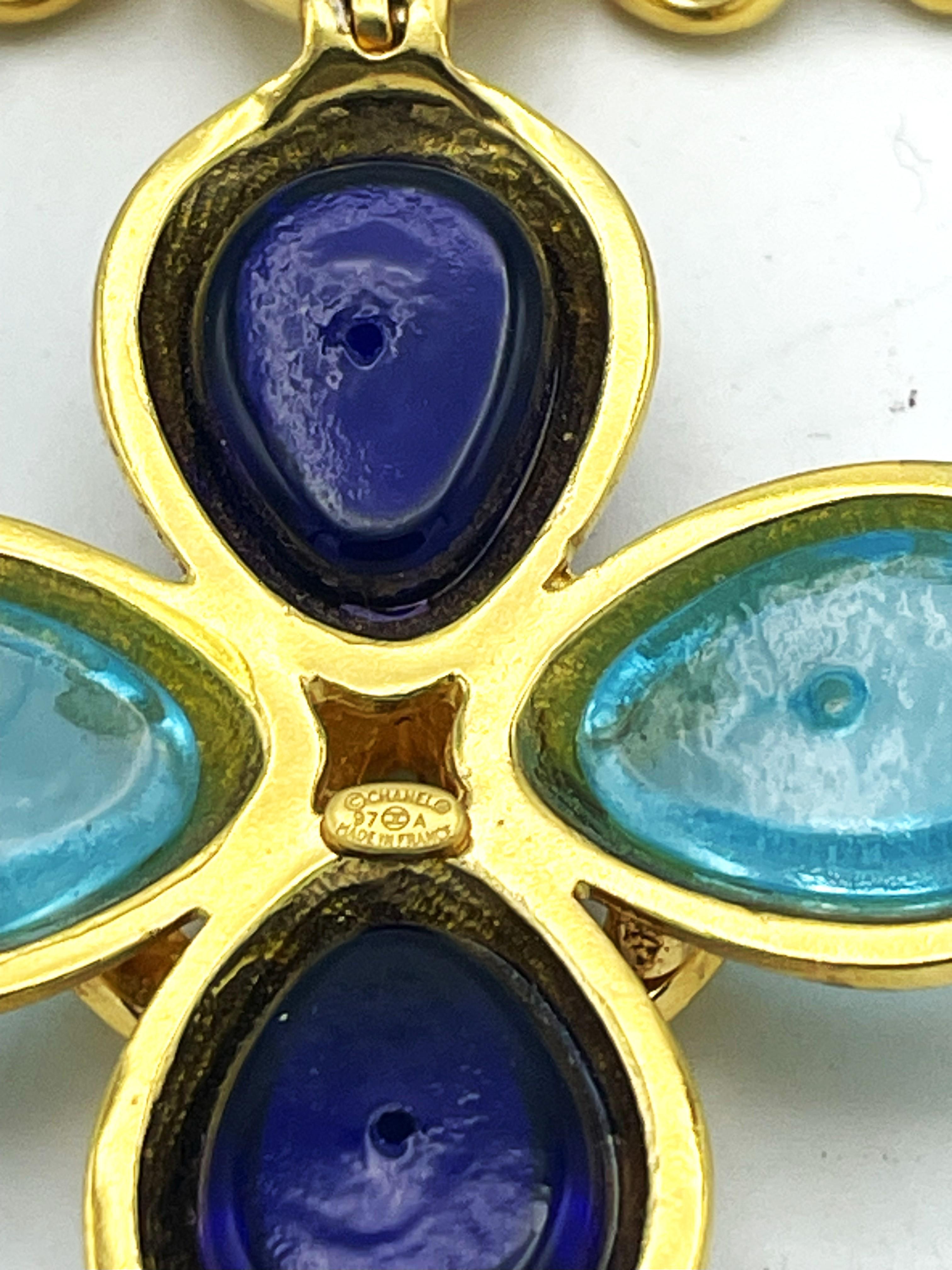 CRUZ CHANEL en cadena, cristal Gripoix azul claro y azul oscuro, dorado, 97 A en venta 1