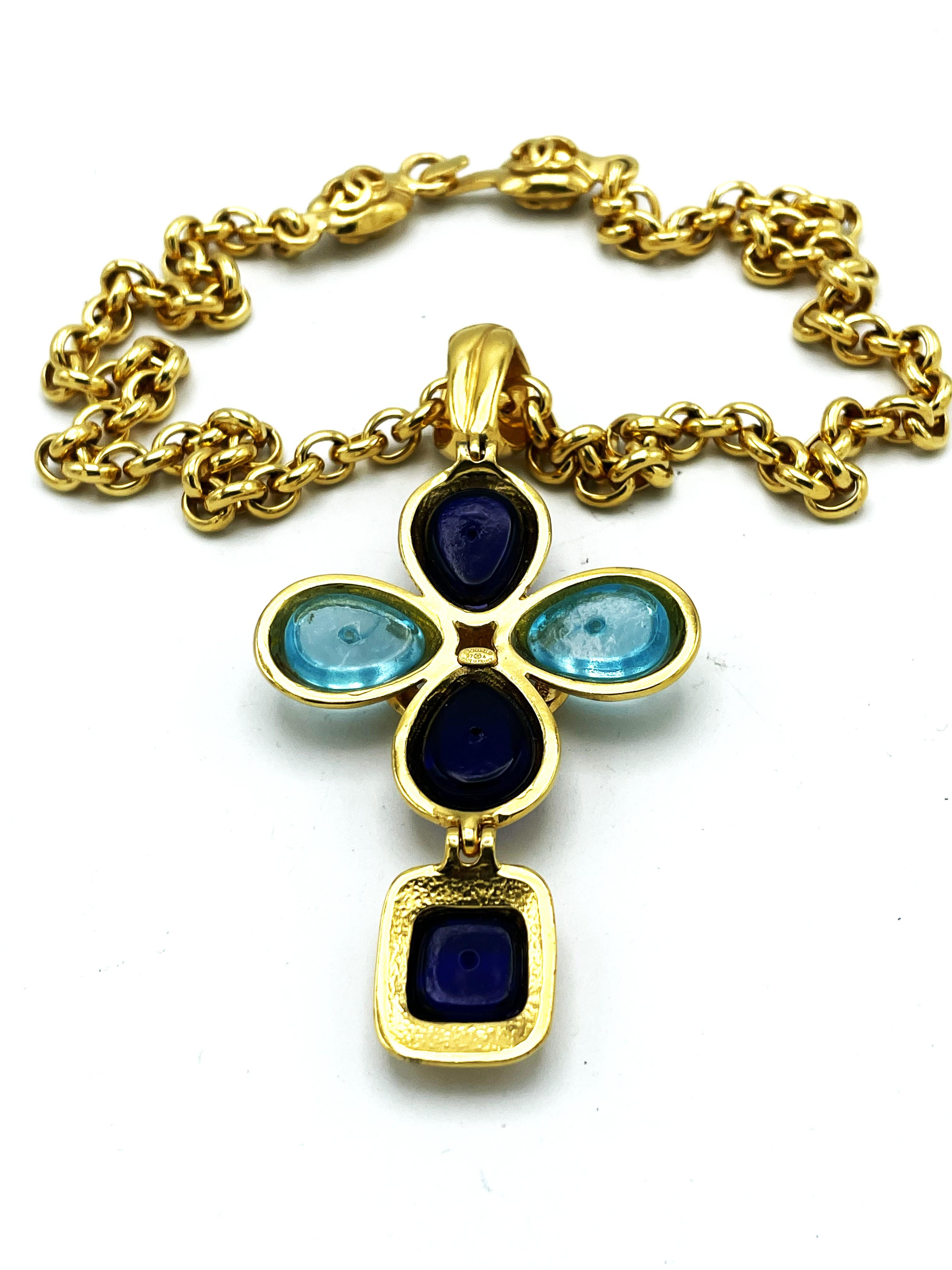 CRUZ CHANEL en cadena, cristal Gripoix azul claro y azul oscuro, dorado, 97 A en venta 2
