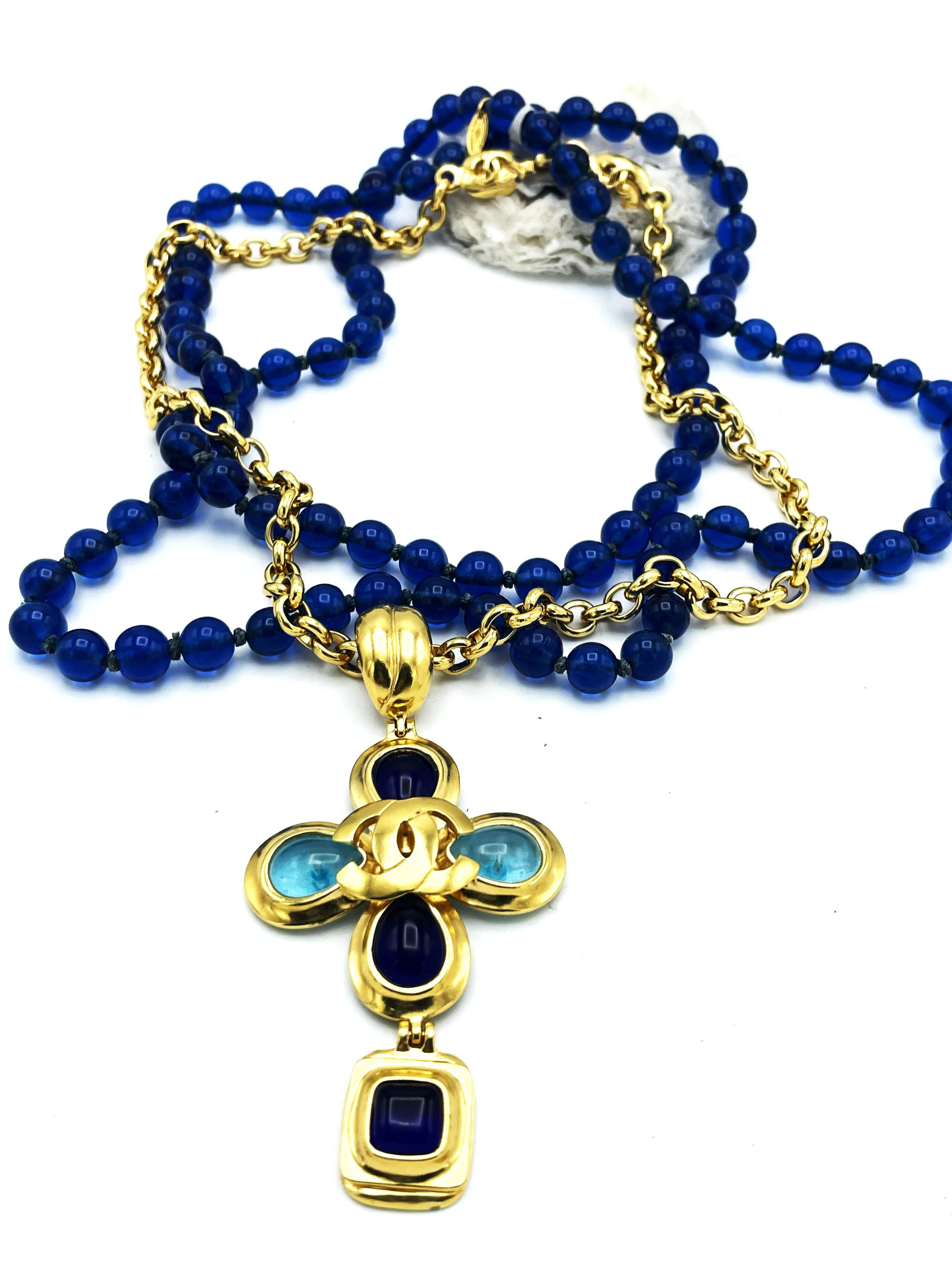 CRUZ CHANEL en cadena, cristal Gripoix azul claro y azul oscuro, dorado, 97 A en venta 3