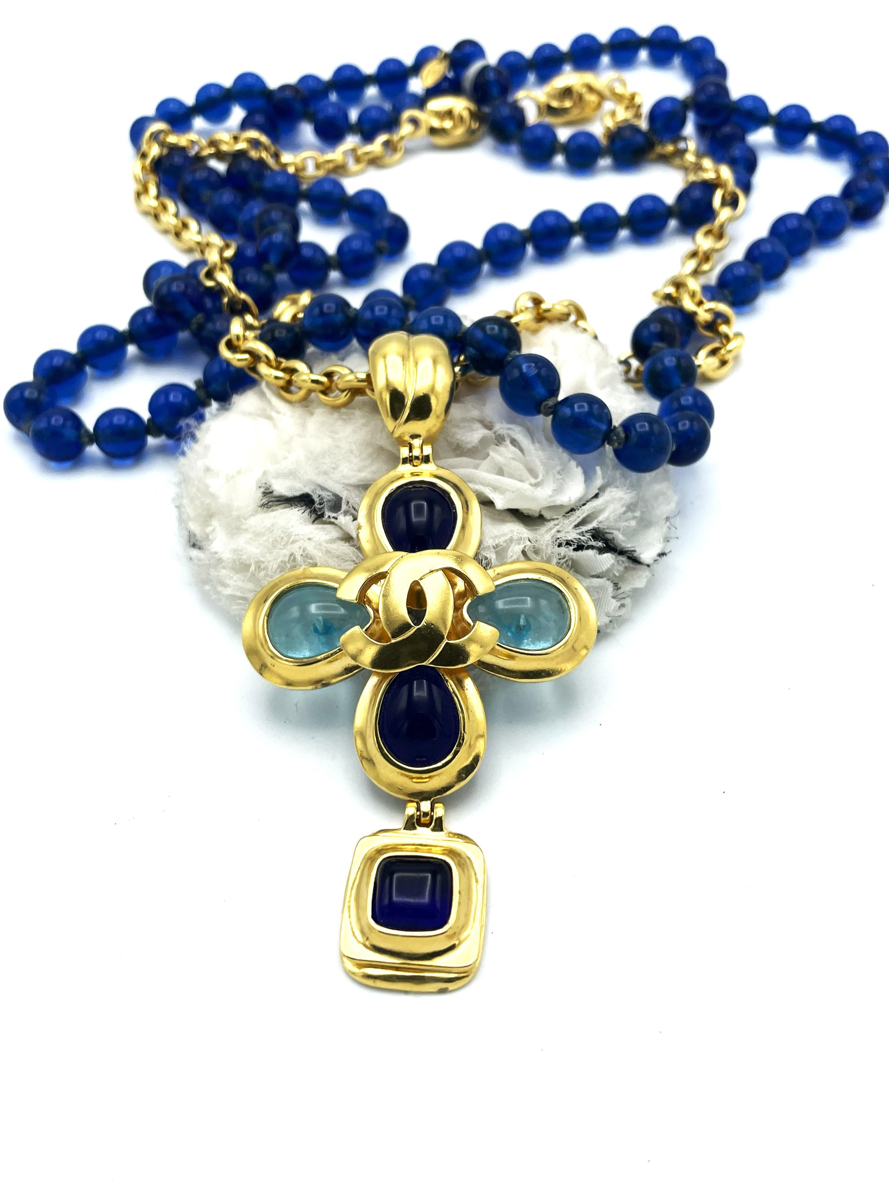 CRUZ CHANEL en cadena, cristal Gripoix azul claro y azul oscuro, dorado, 97 A en venta 4