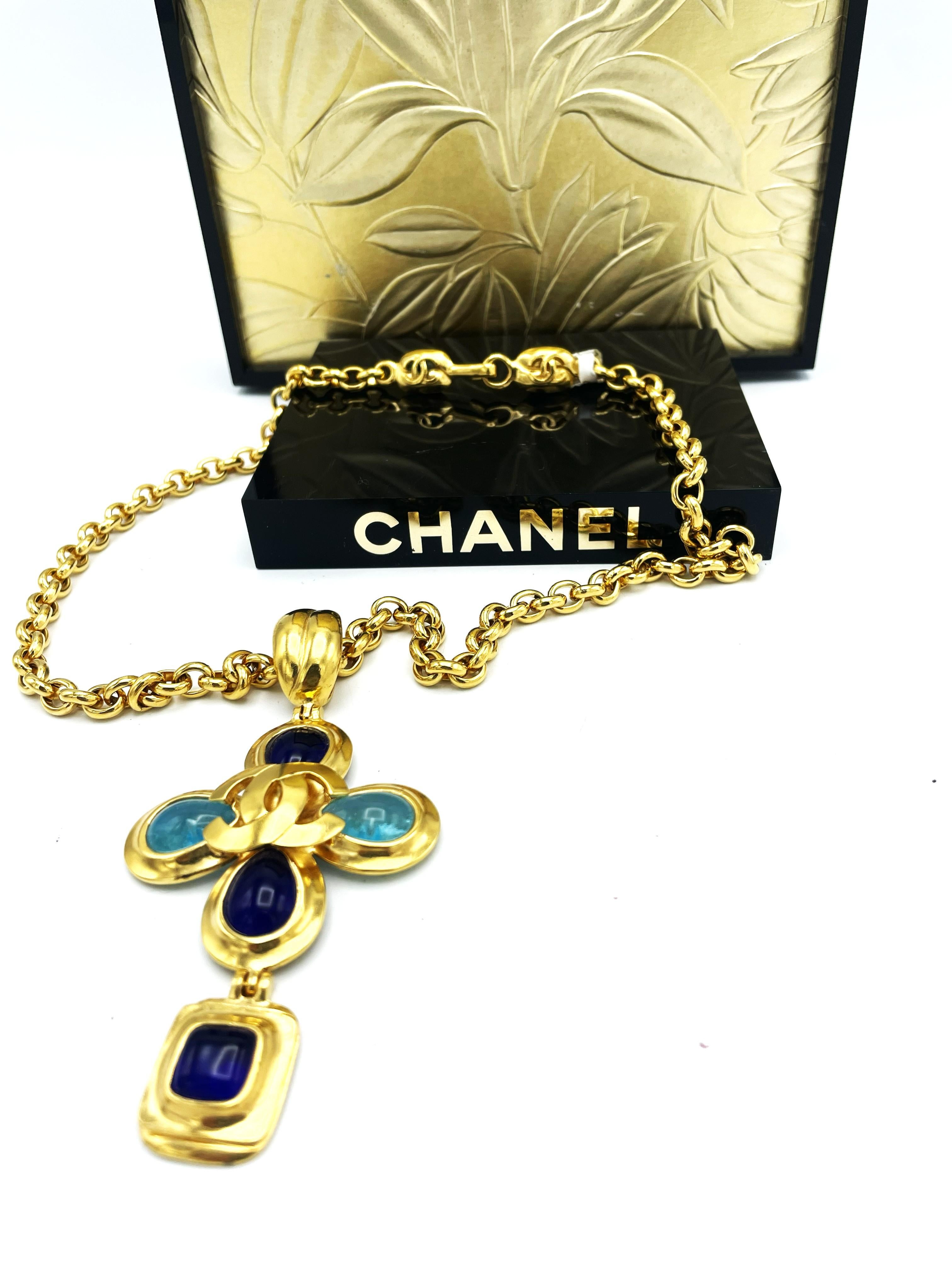 CRUZ CHANEL en cadena, cristal Gripoix azul claro y azul oscuro, dorado, 97 A en venta 5
