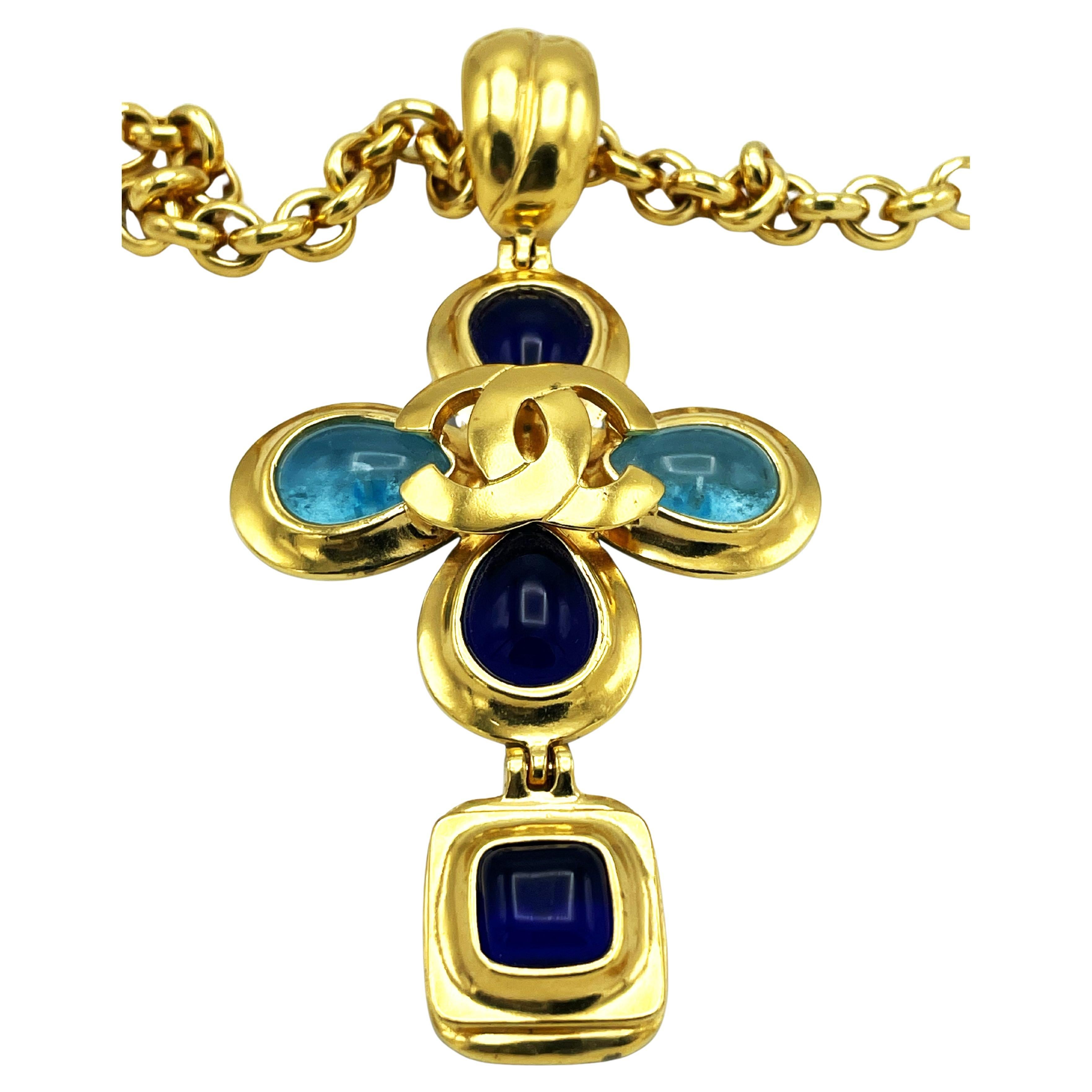 CRUZ CHANEL en cadena, cristal Gripoix azul claro y azul oscuro, dorado, 97 A en venta