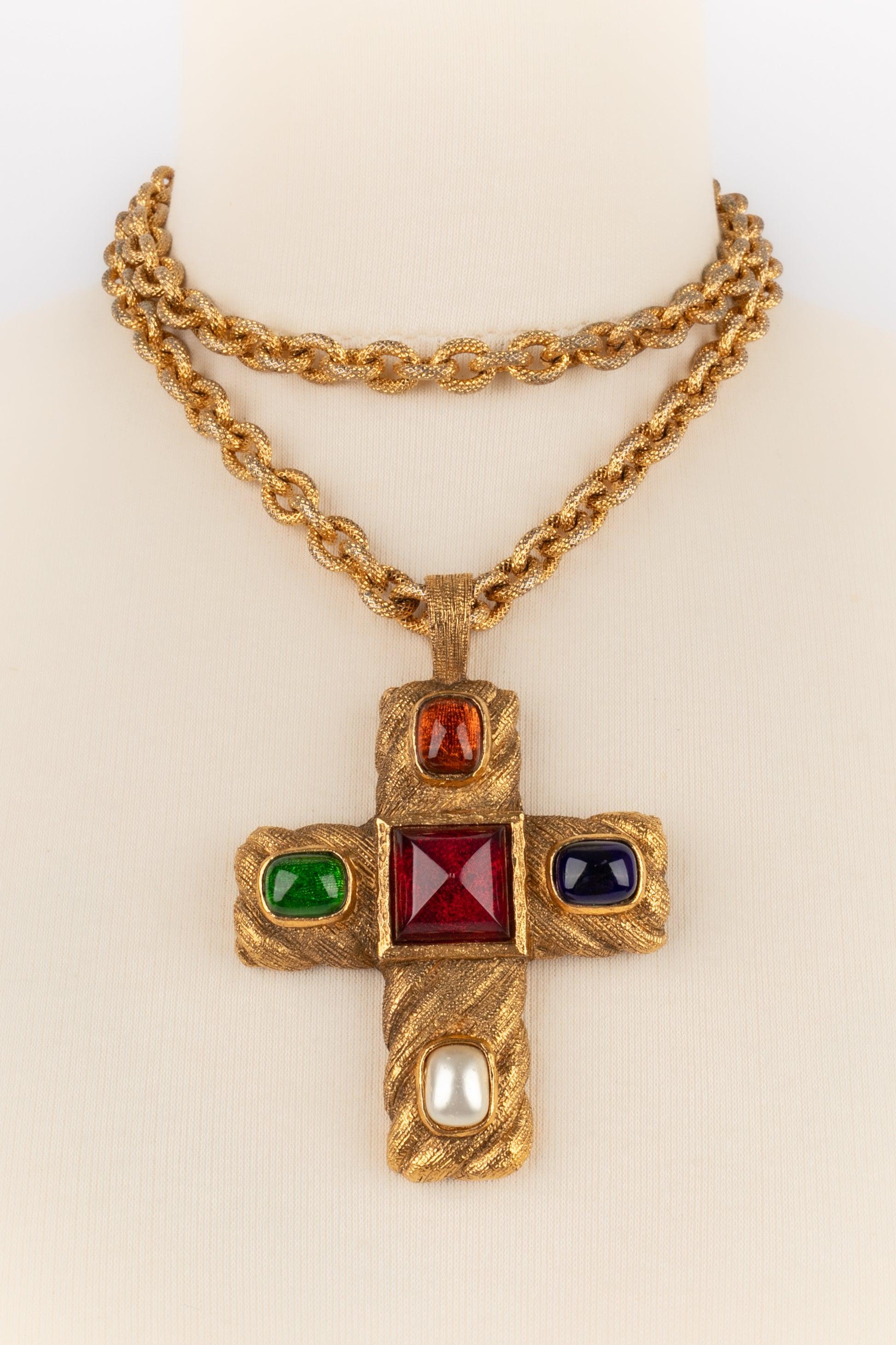 Chanel - (Made in France) Golden metal necklace with a cross pendant ornamented with glass paste cabochons. 2005 Collection.

Additional information:
Condition: Very good condition
Dimensions: Length: 80 cm - Cross: 7 cm x 8 cm
Period: 20th