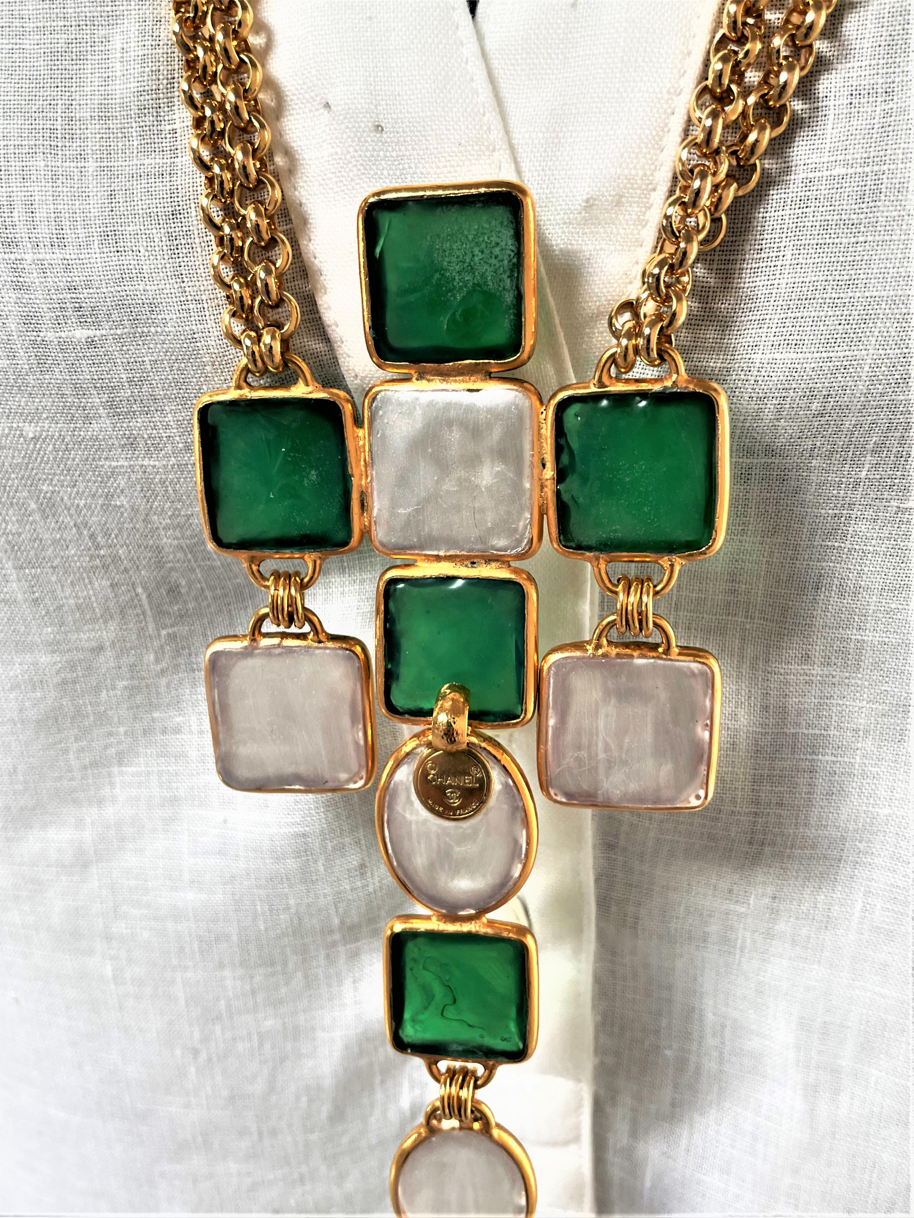 CHANEL CROSS SAUTOIR, grünes Pat de verre des Hause Gripoix, signiert 1970/80 Paris im Angebot 6