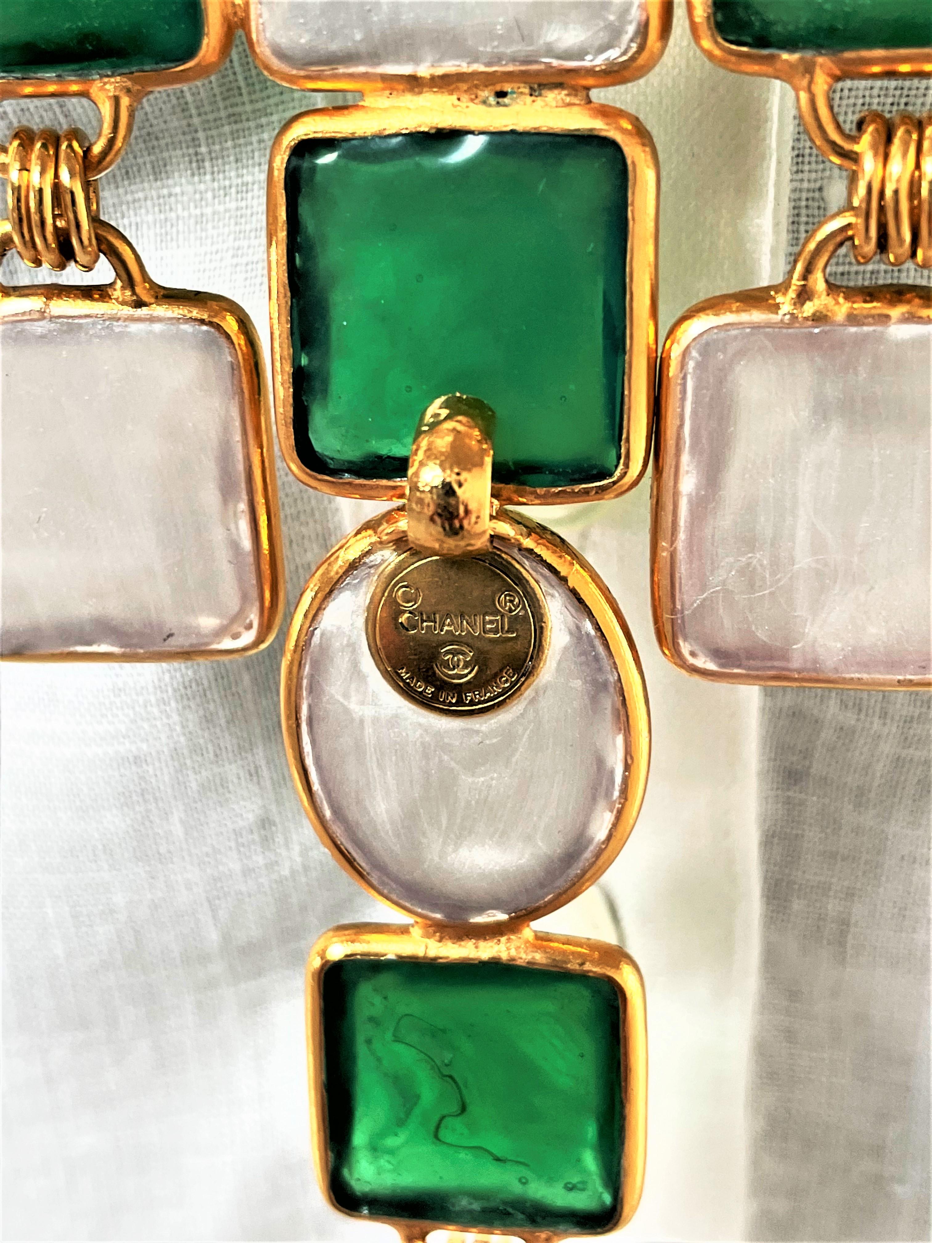 CHANEL CROSS SAUTOIR, grünes Pat de verre des Hause Gripoix, signiert 1970/80 Paris im Angebot 7