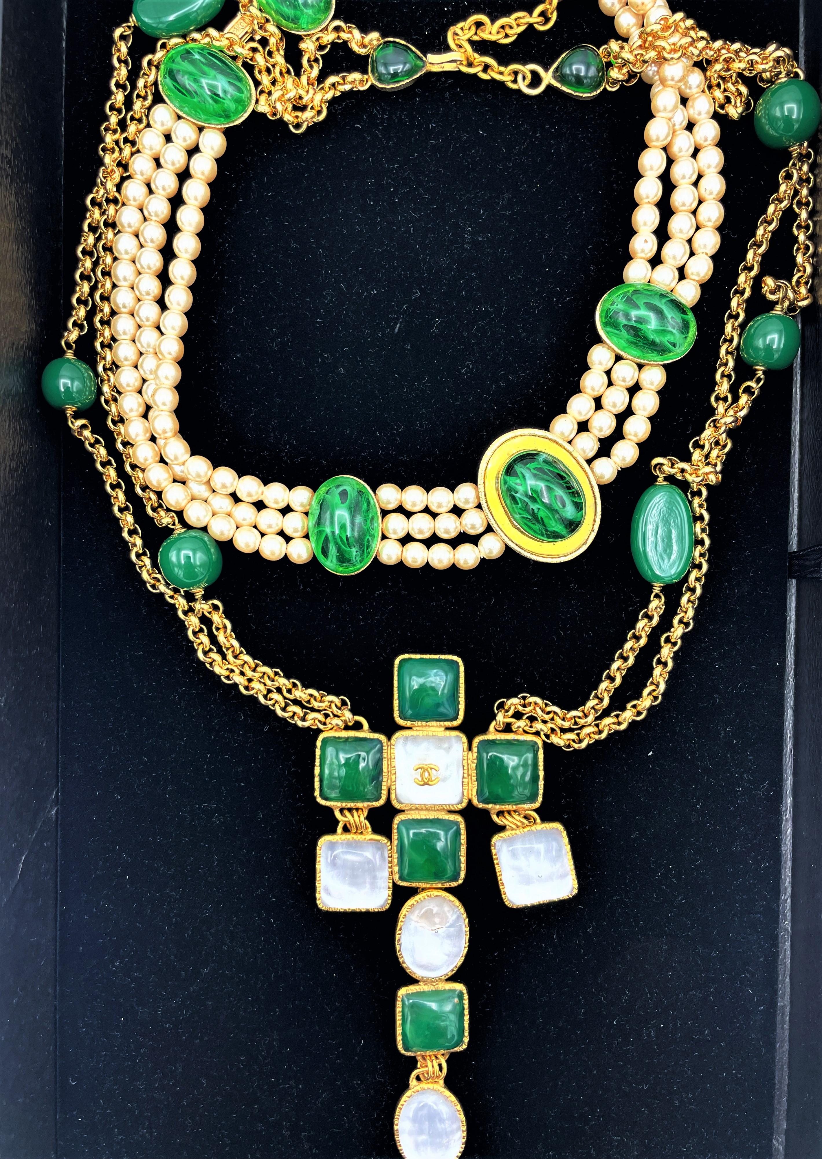 CHANEL CROSS SAUTOIR, grünes Pat de verre des Hause Gripoix, signiert 1970/80 Paris im Angebot 8