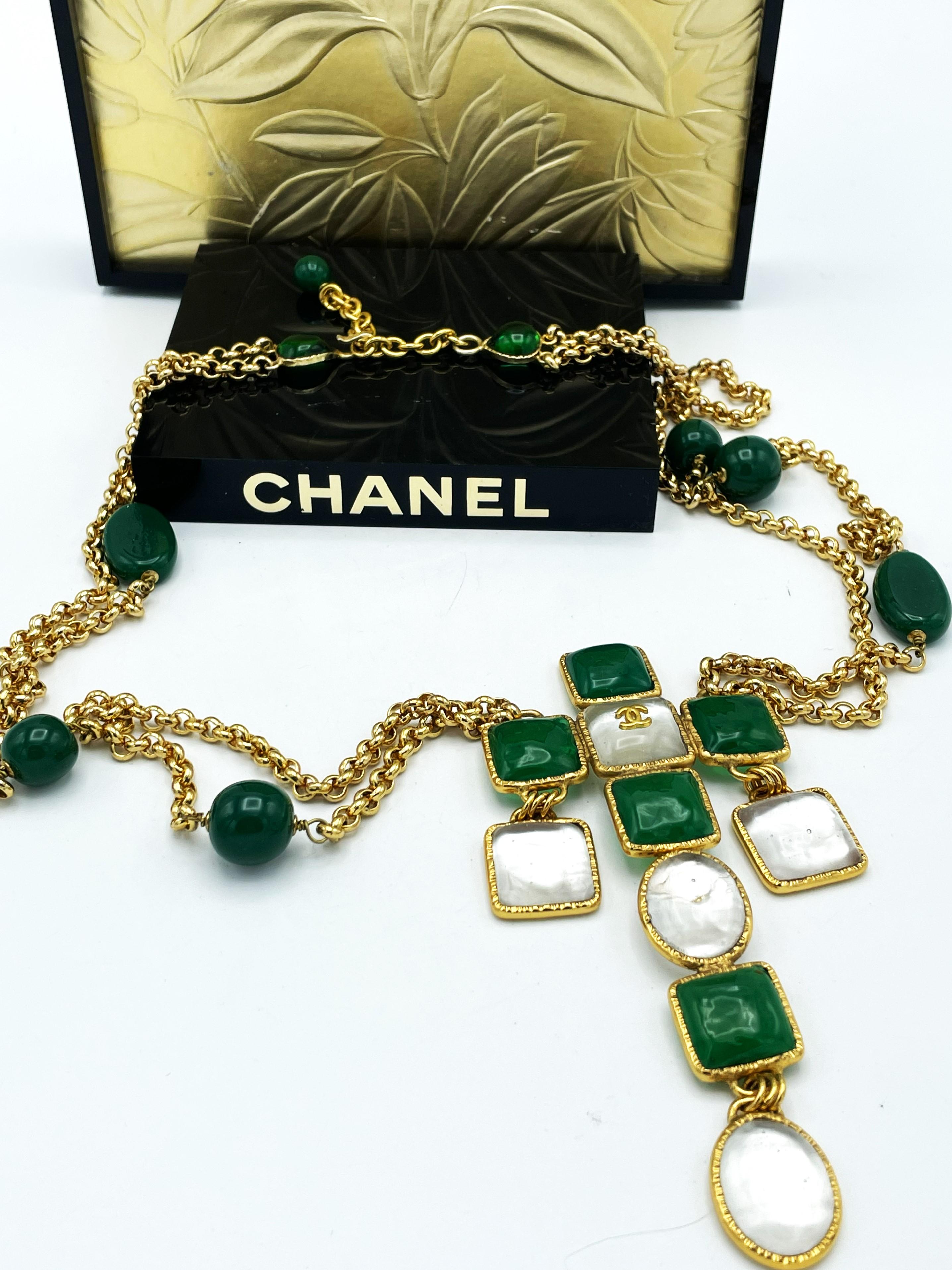 CHANEL CROSS SAUTOIR, grünes Pat de verre des Hause Gripoix, signiert 1970/80 Paris im Angebot 9