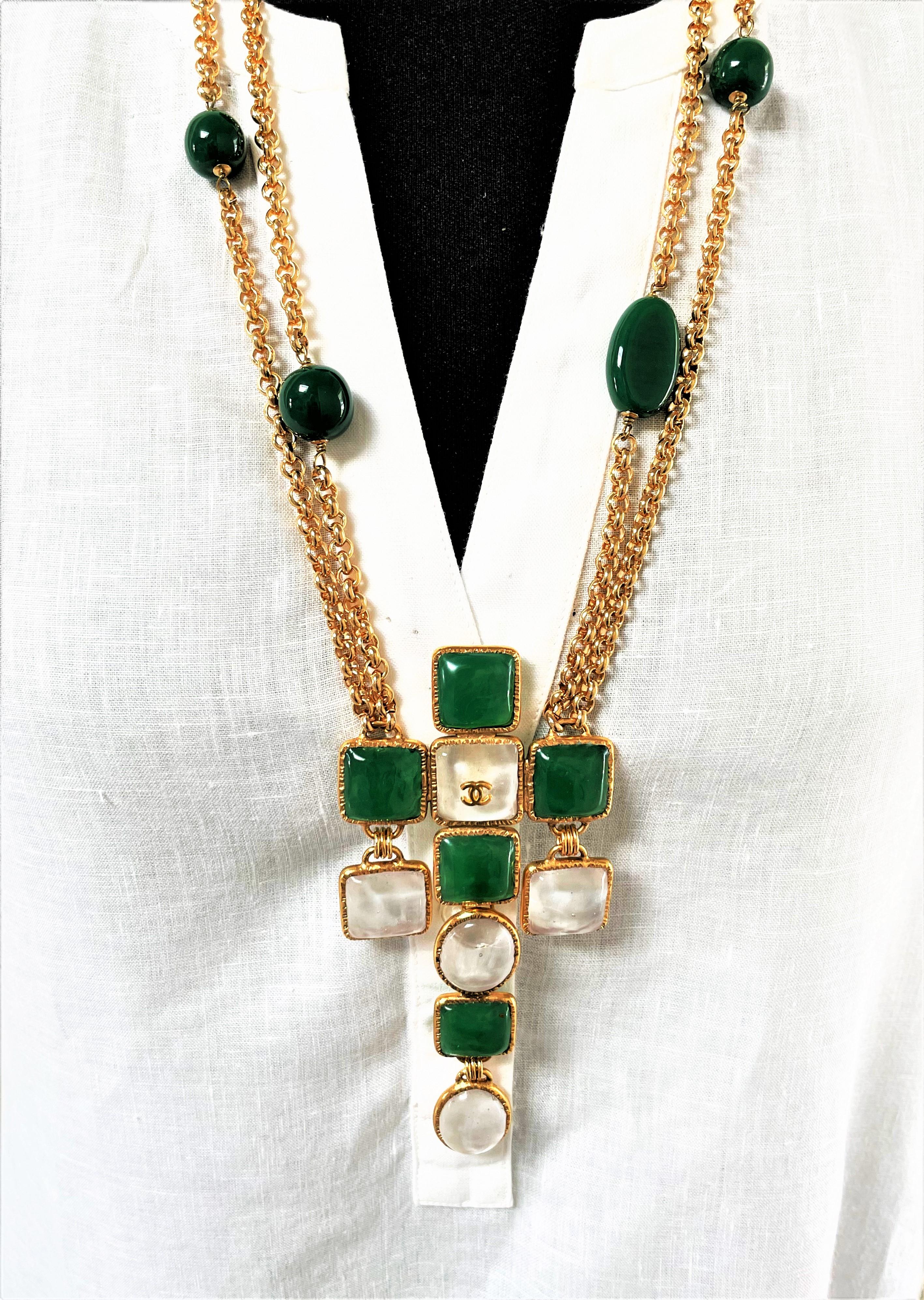 CHANEL CROSS SAUTOIR, grünes Pat de verre des Hause Gripoix, signiert 1970/80 Paris im Angebot 10