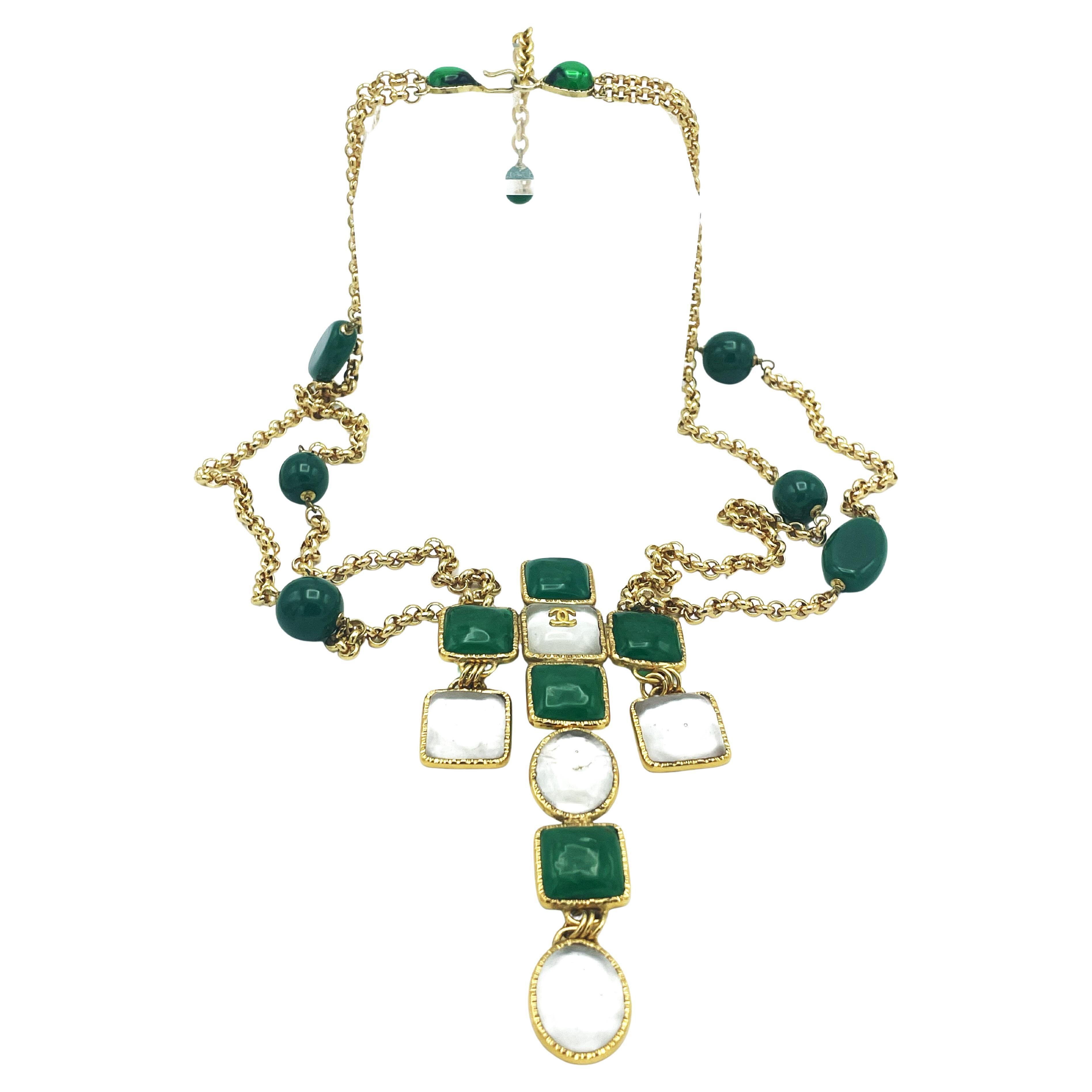Schöne Vintage CHANEL CROSS sautoir (Made in France) aus den frühen 1970er/80er Jahren. 

Gesamtlänge der Kette 45 cm 
Kreuz Länge 13 cm Breite 6 cm 
Größe der einzelnen Quadrate 2 cm x 2 cm, Oval 2,5 x 2 cm 
Grüne Kugeln mit einem Durchmesser von