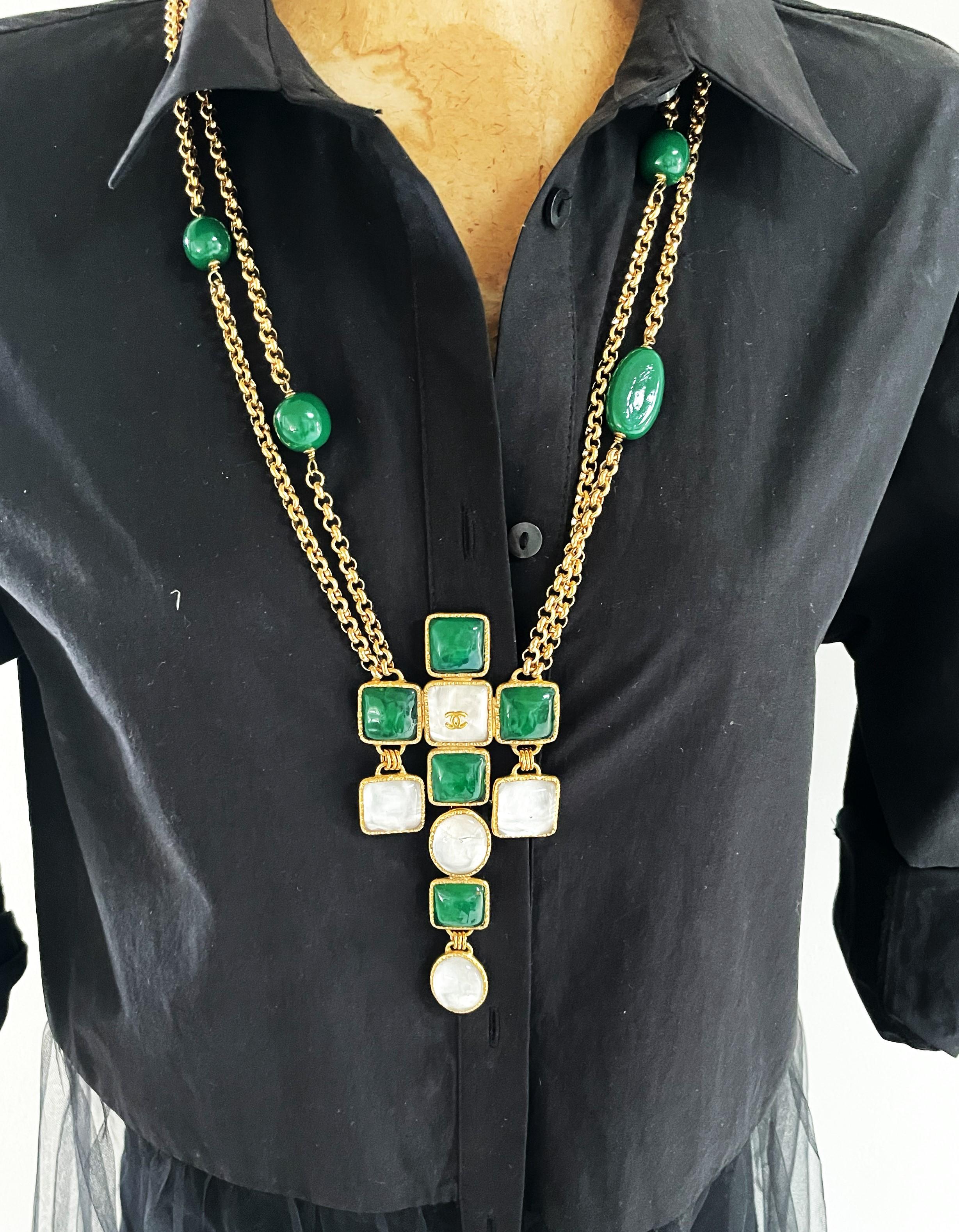 CHANEL CROSS SAUTOIR, grünes Pat de verre des Hause Gripoix, signiert 1970/80 Paris im Zustand „Hervorragend“ im Angebot in Stuttgart, DE