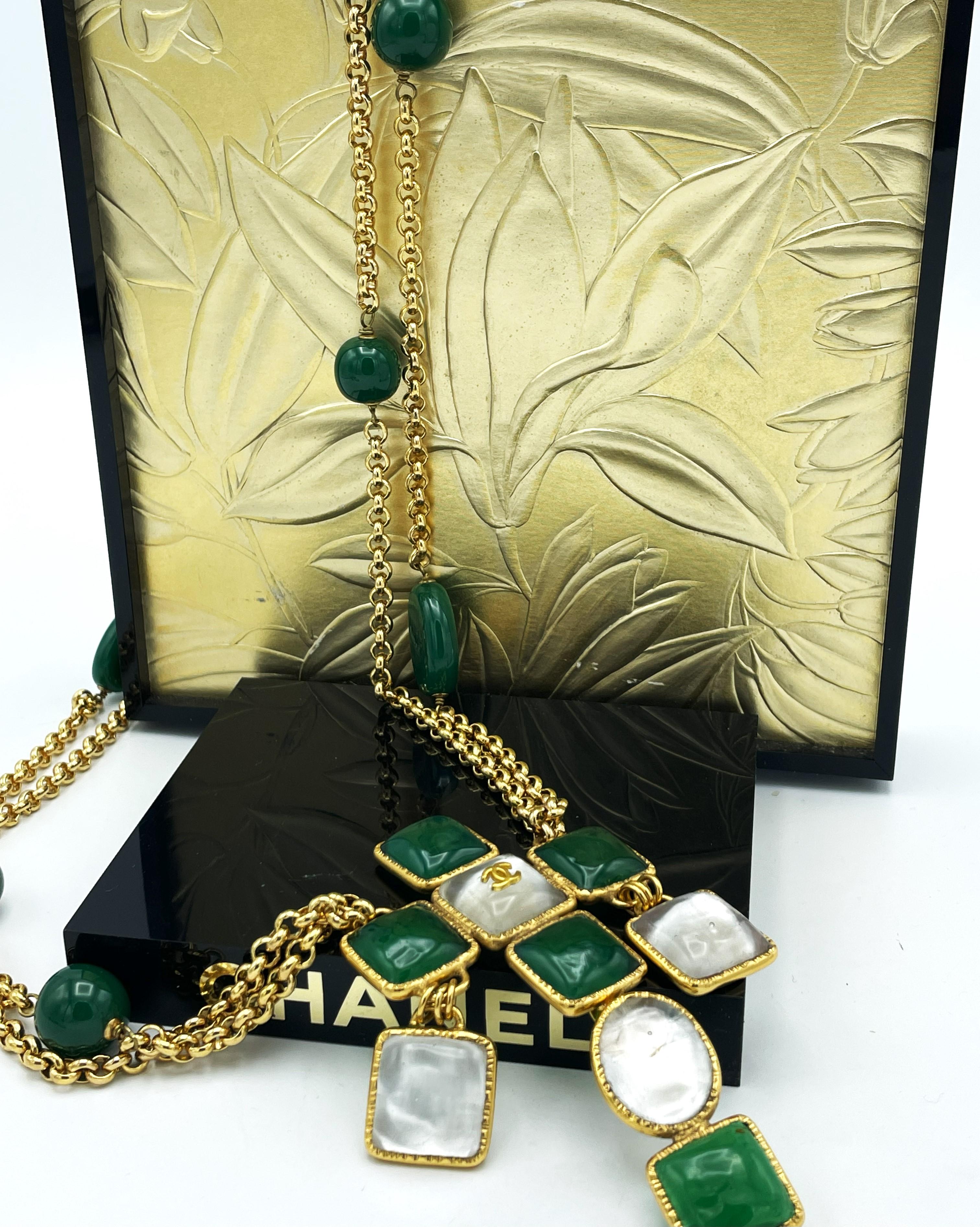 CHANEL CROSS SAUTOIR, grünes Pat de verre des Hause Gripoix, signiert 1970/80 Paris Damen im Angebot