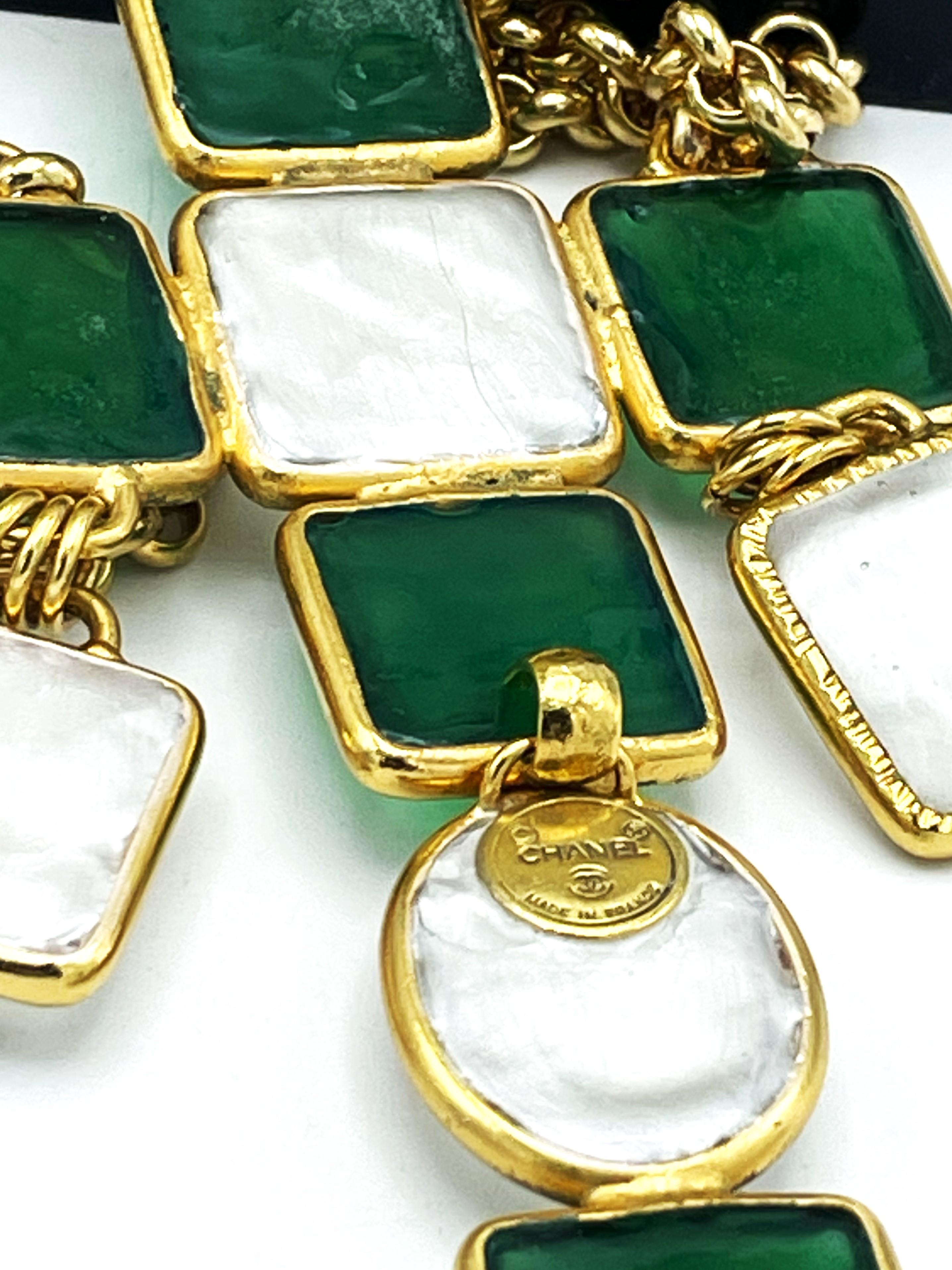 CHANEL CROSS SAUTOIR, grünes Pat de verre des Hause Gripoix, signiert 1970/80 Paris im Angebot 1