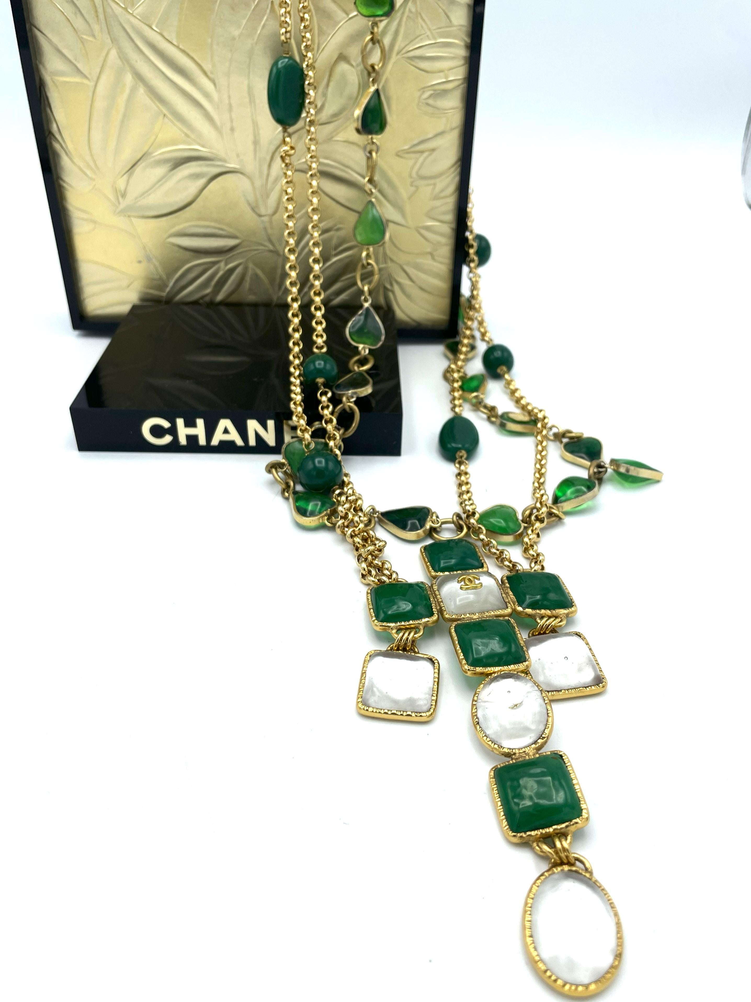 CHANEL CROSS SAUTOIR, grünes Pat de verre des Hause Gripoix, signiert 1970/80 Paris im Angebot 2