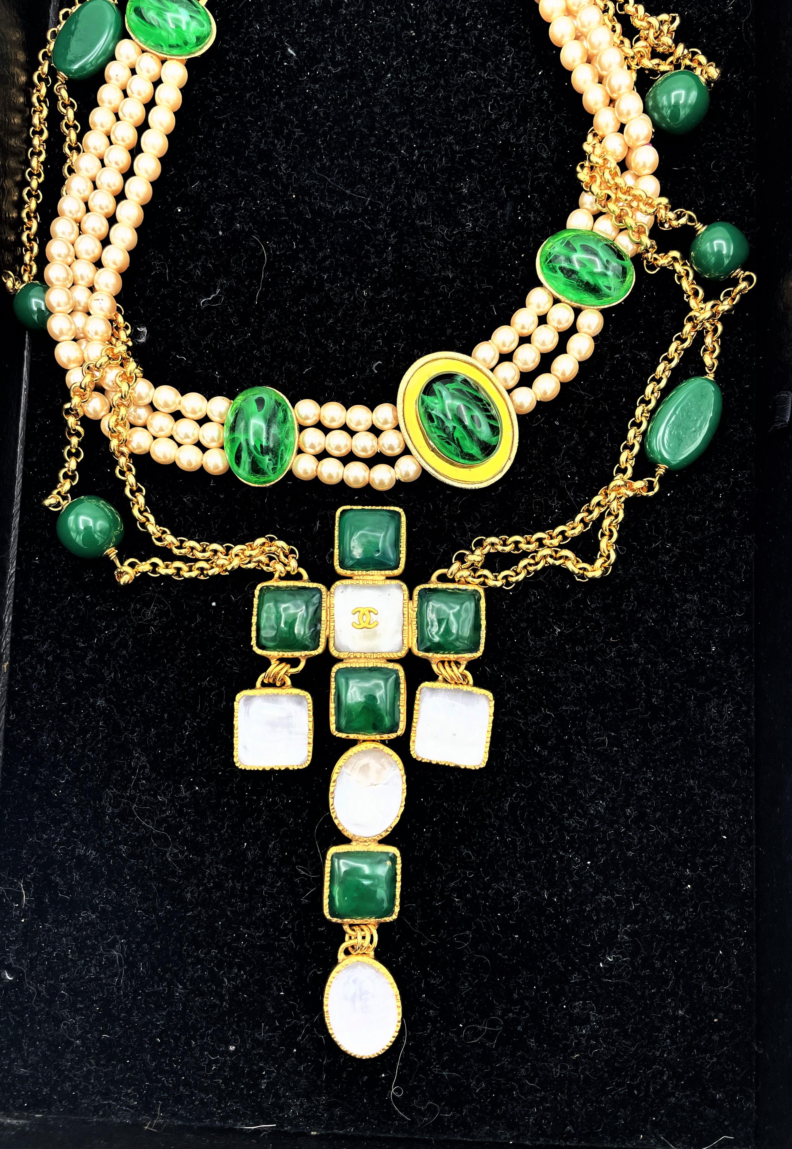 CHANEL CROSS SAUTOIR, grünes Pat de verre des Hause Gripoix, signiert 1970/80 Paris im Angebot 4