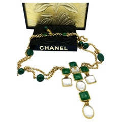 CHANEL CROSS SAUTOIR, pat de verre verde de maison Gripoix, firmado 1970/80 París