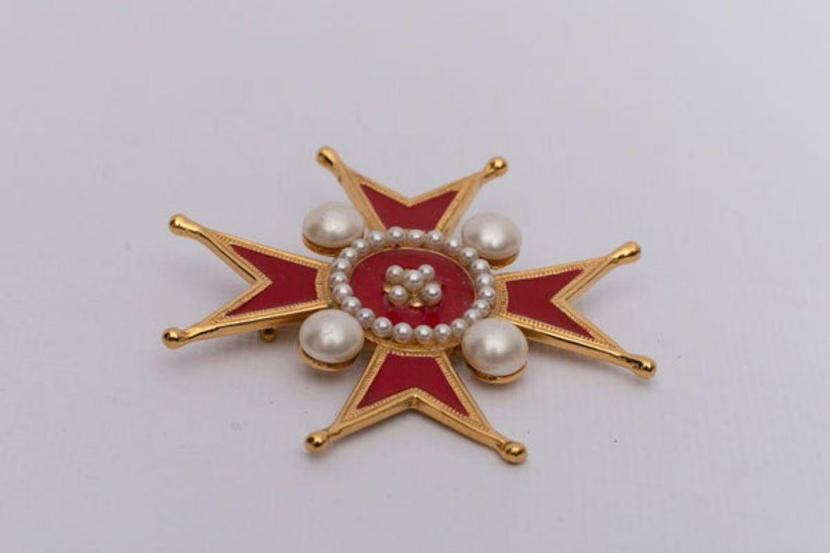 Chanel Cross Shaped Brooch in Gilded Metal with Red Enamel In Excellent Condition For Sale In SAINT-OUEN-SUR-SEINE, FR